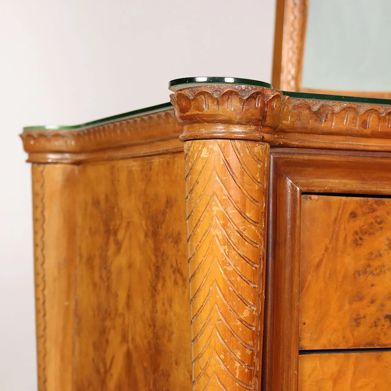 Comò con specchio e cassetti impiallicciato in radica, anni '50 3