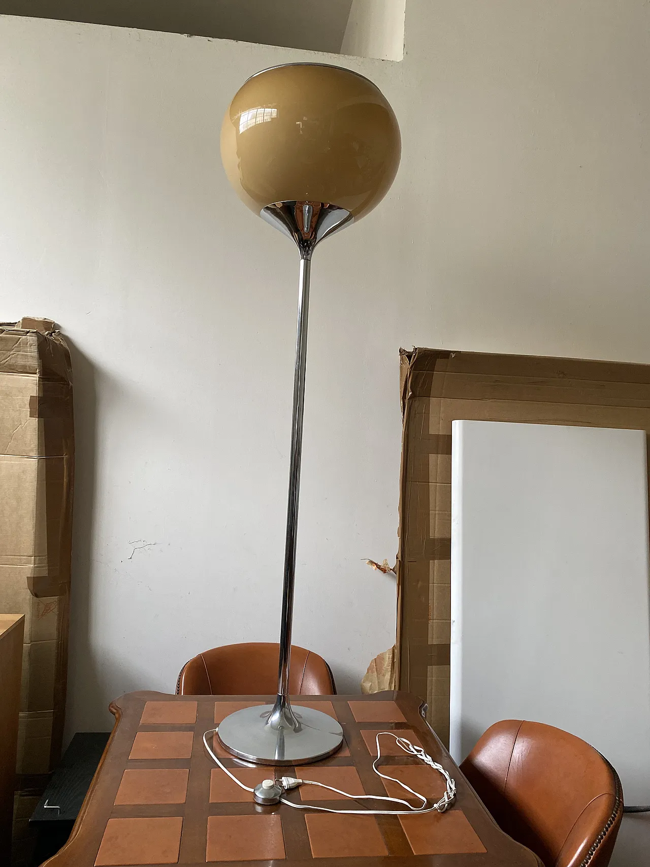 Piantana Studio 6G Harvey Guzzini, bianco e beige, anni 60 1