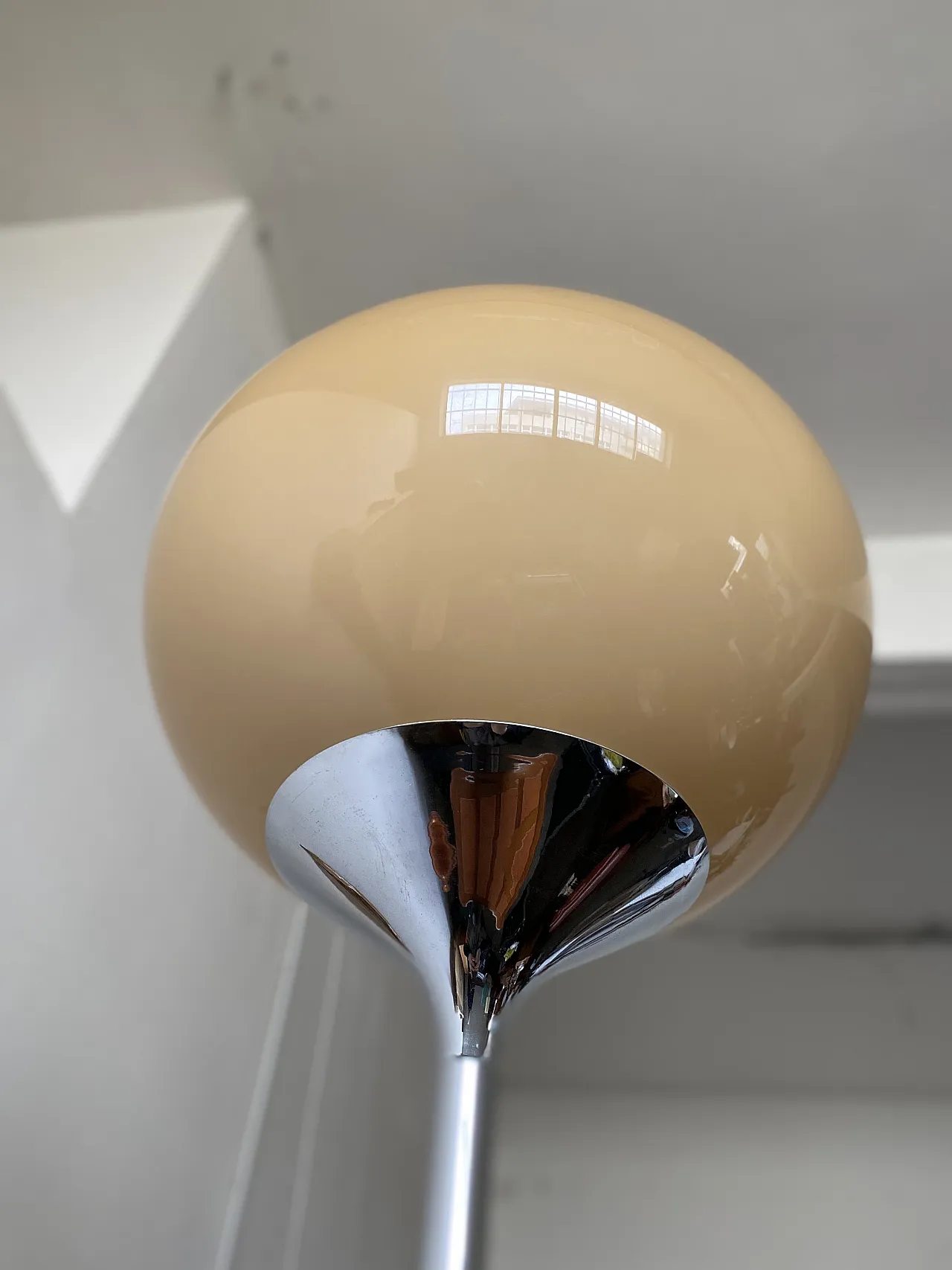 Piantana Studio 6G Harvey Guzzini, bianco e beige, anni 60 3