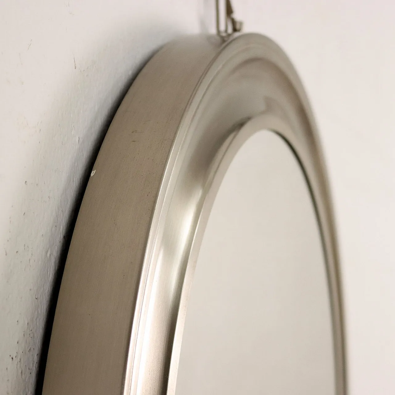 Specchio da parete rotondo in metallo cromato, anni '60 5