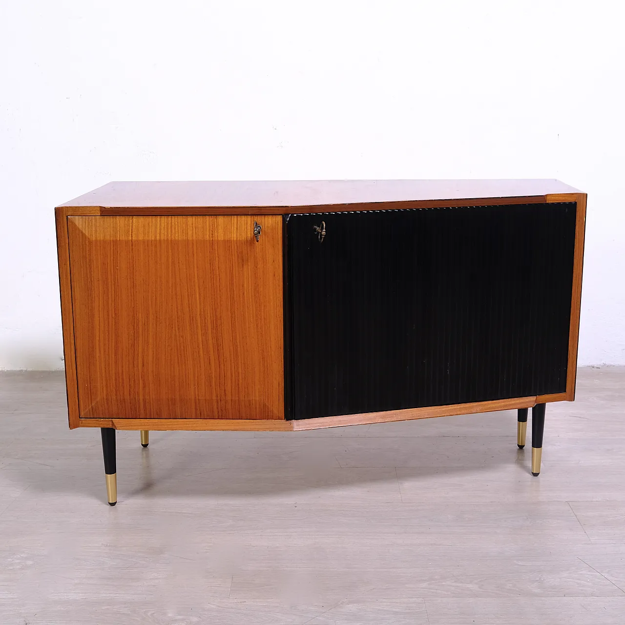 Wood TV stand cabinet attributed to Vittorio Dassi, 1960s 30