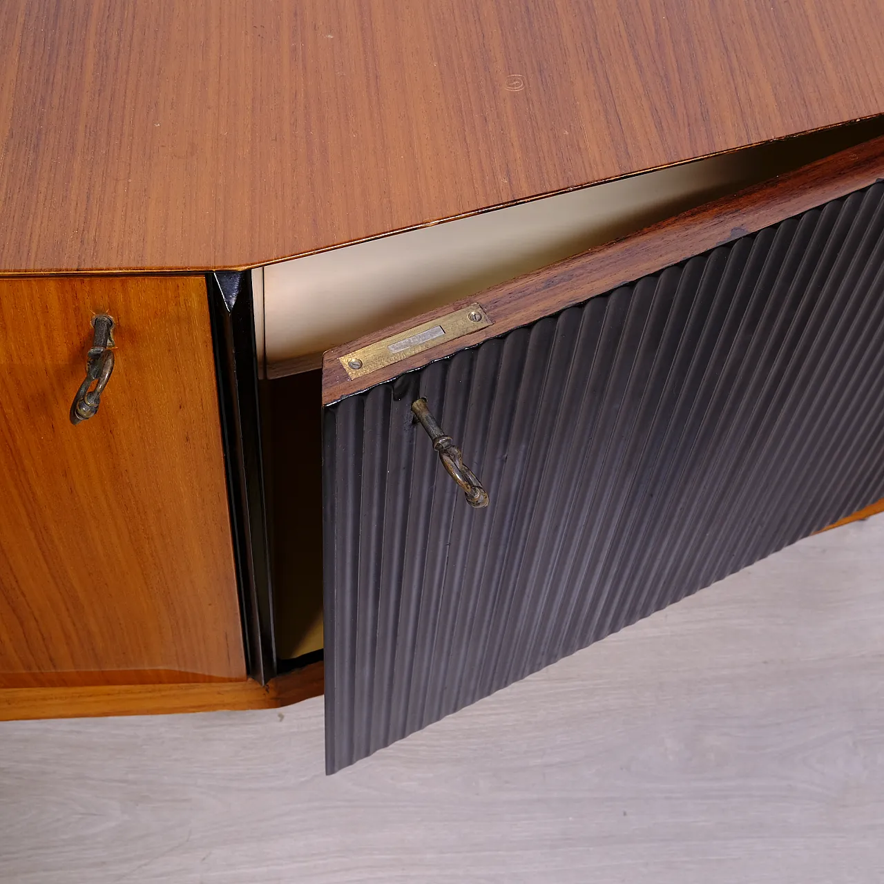 Wood TV stand cabinet attributed to Vittorio Dassi, 1960s 32