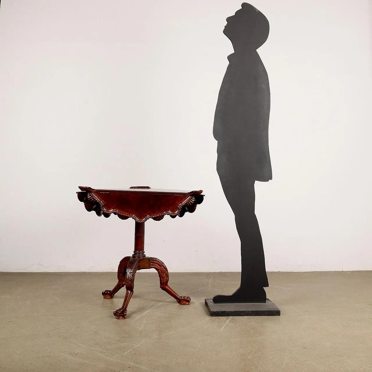 Tavolino da salotto con piano circolare a bandelle in mogano e radica 2