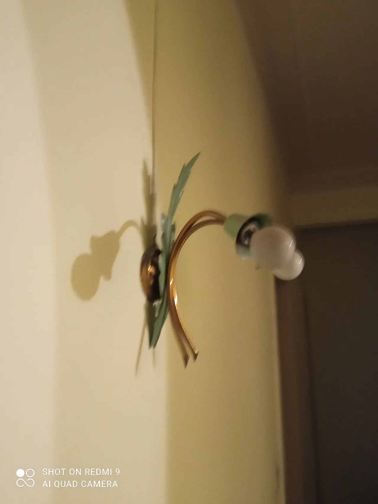 3 appliques in ottone, anni '60 2