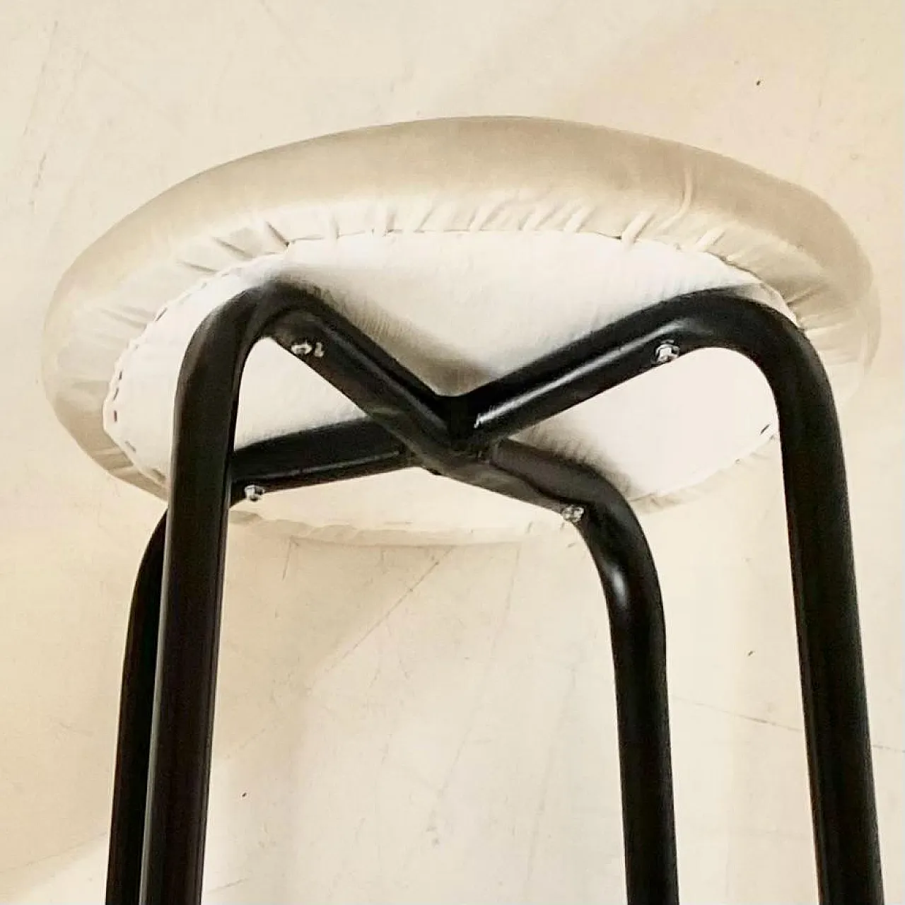 Coppia sgabelli in ferro e velluto beige, anni '60 11