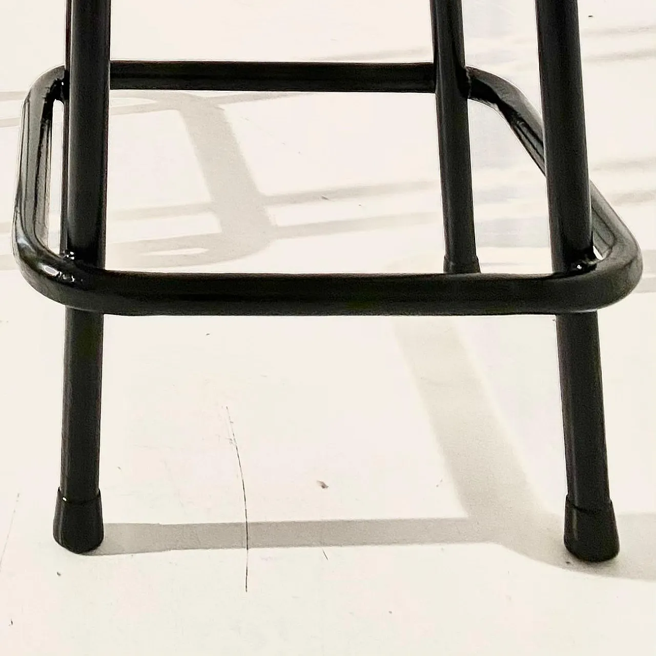 Coppia sgabelli in ferro e velluto beige, anni '60 12