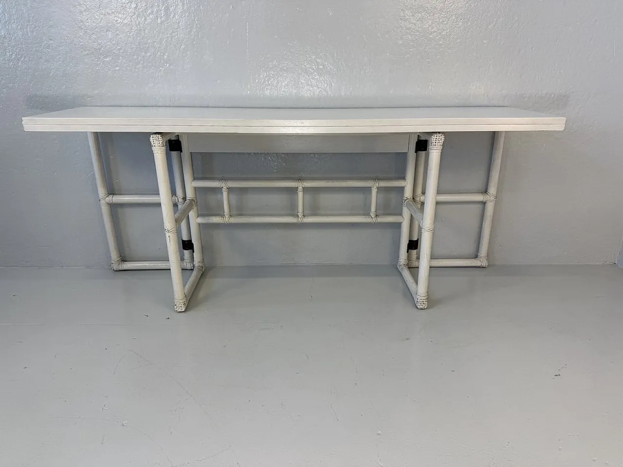 Consolle in legno laccato bianco e pelle di McGuire, anni '70 2