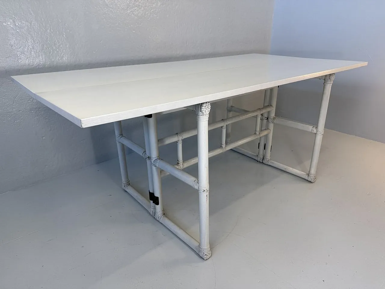 Consolle in legno laccato bianco e pelle di McGuire, anni '70 5