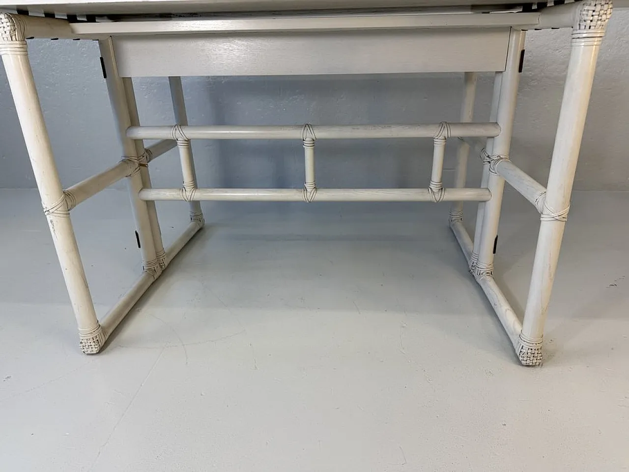 Consolle in legno laccato bianco e pelle di McGuire, anni '70 8