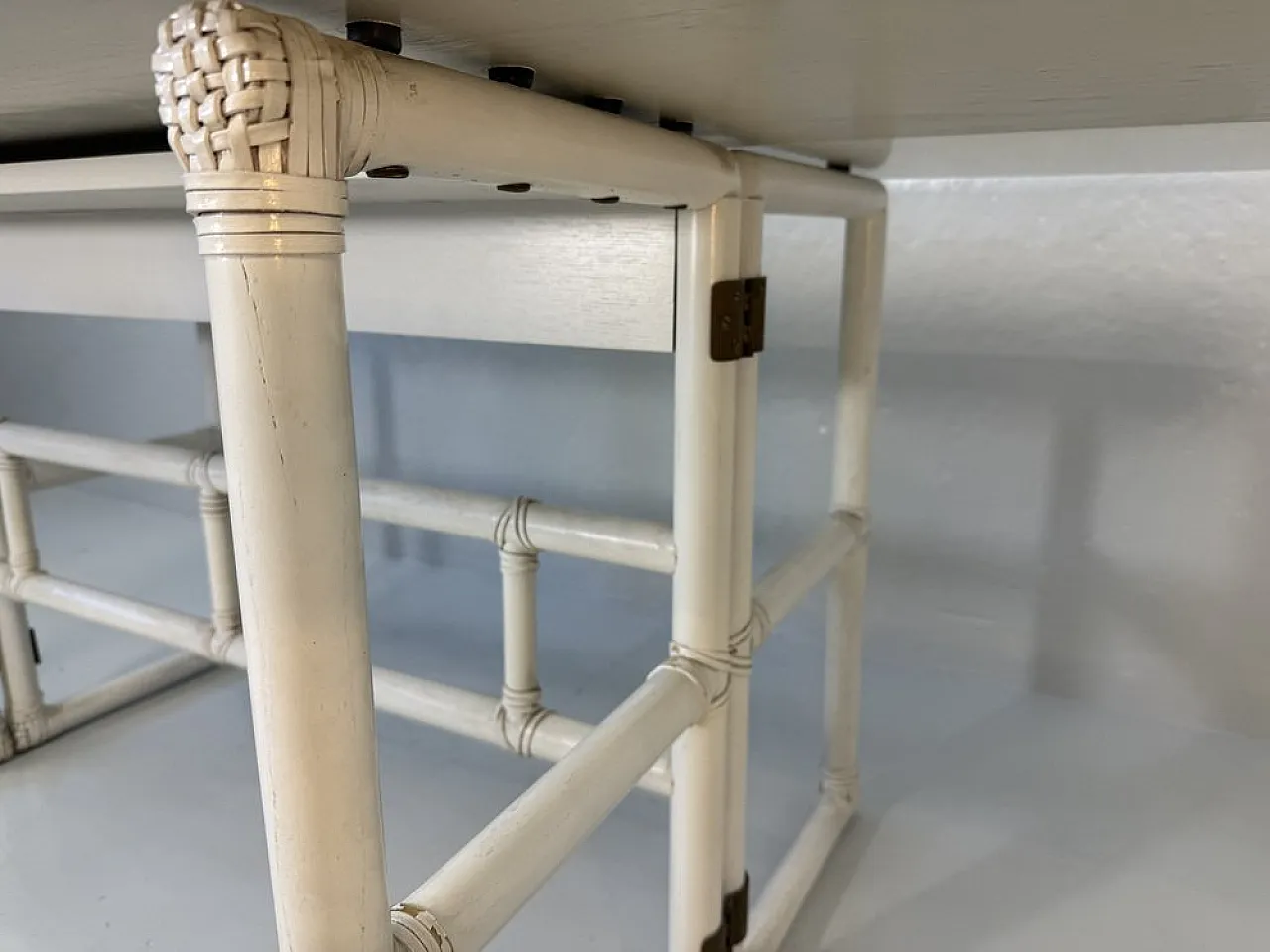 Consolle in legno laccato bianco e pelle di McGuire, anni '70 11