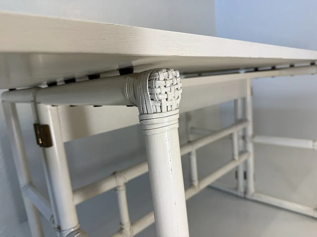 Consolle in legno laccato bianco e pelle di McGuire, anni '70 12