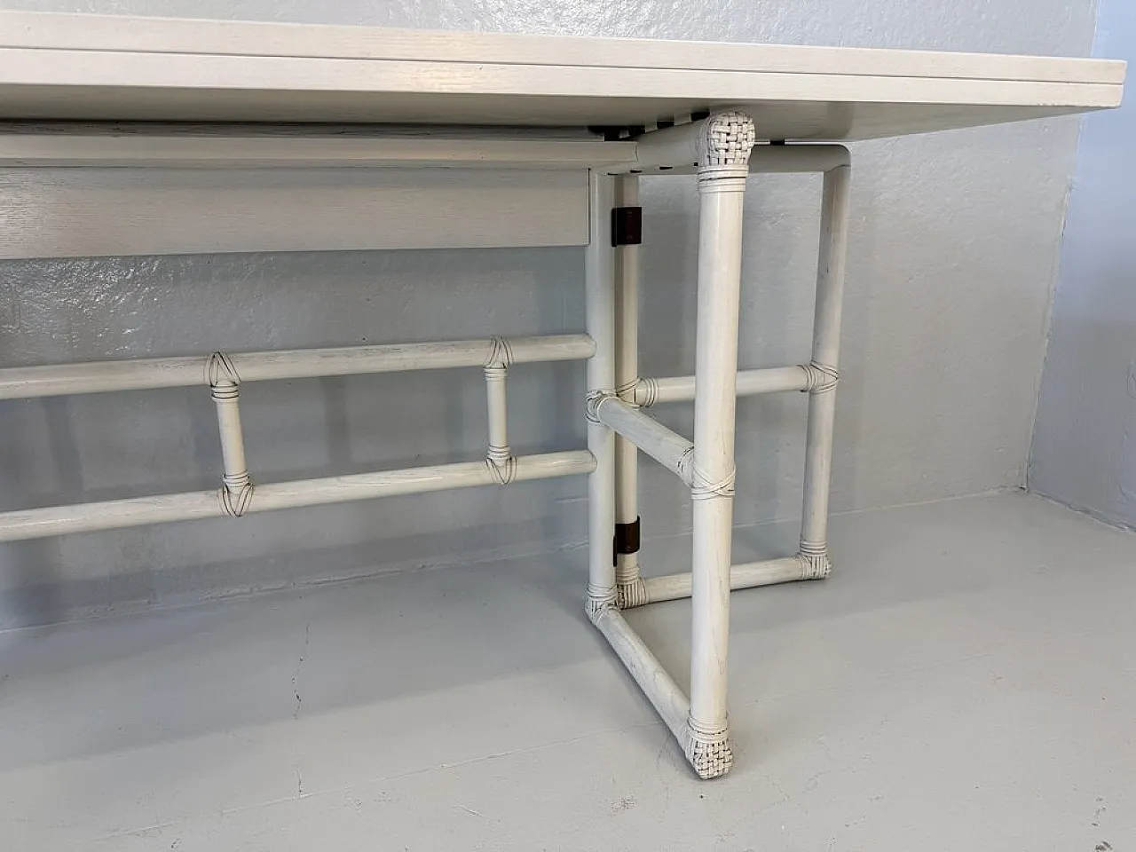 Consolle in legno laccato bianco e pelle di McGuire, anni '70 14