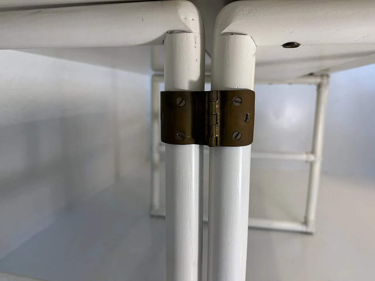 Consolle in legno laccato bianco e pelle di McGuire, anni '70 15