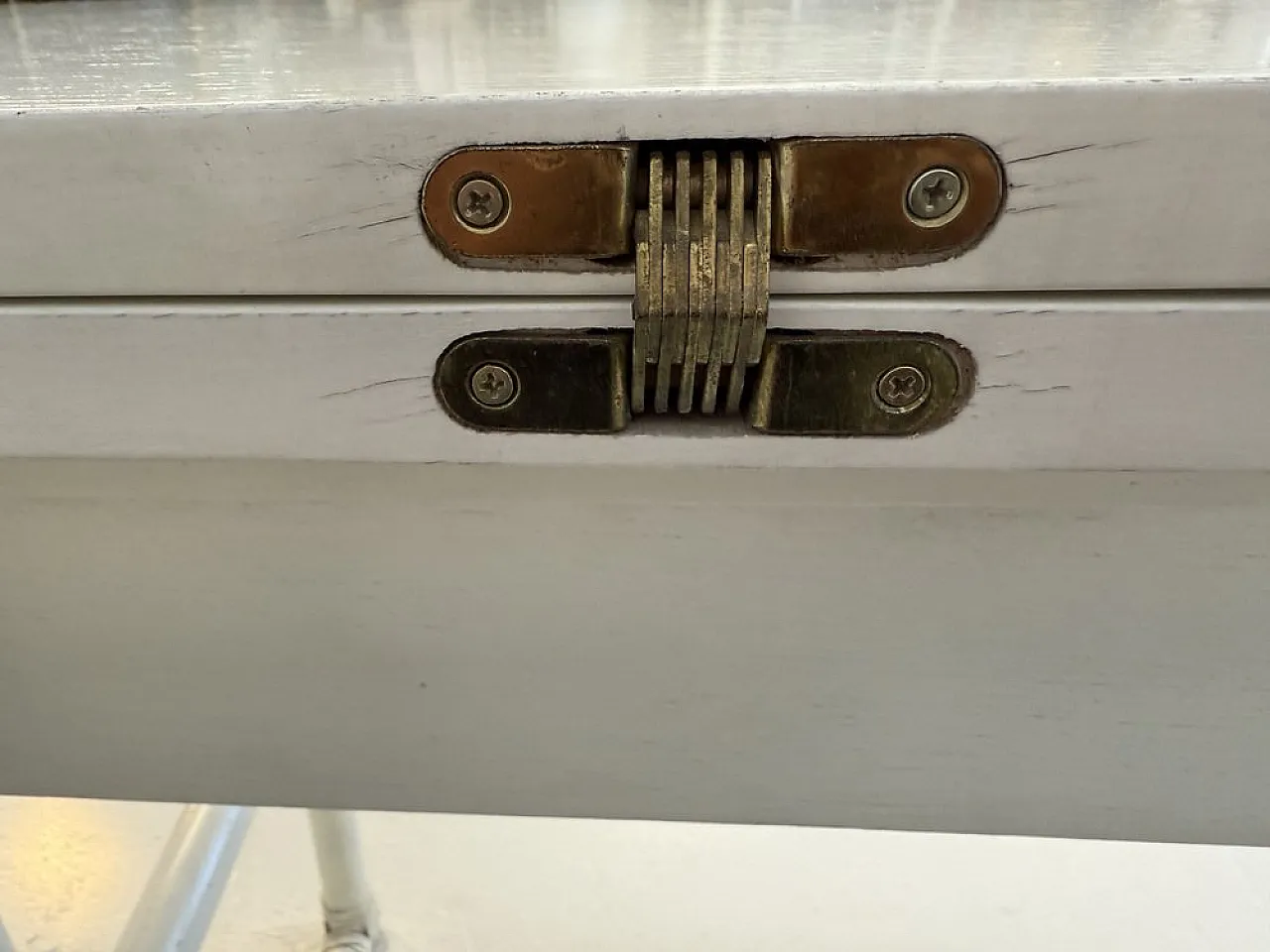 Consolle in legno laccato bianco e pelle di McGuire, anni '70 16