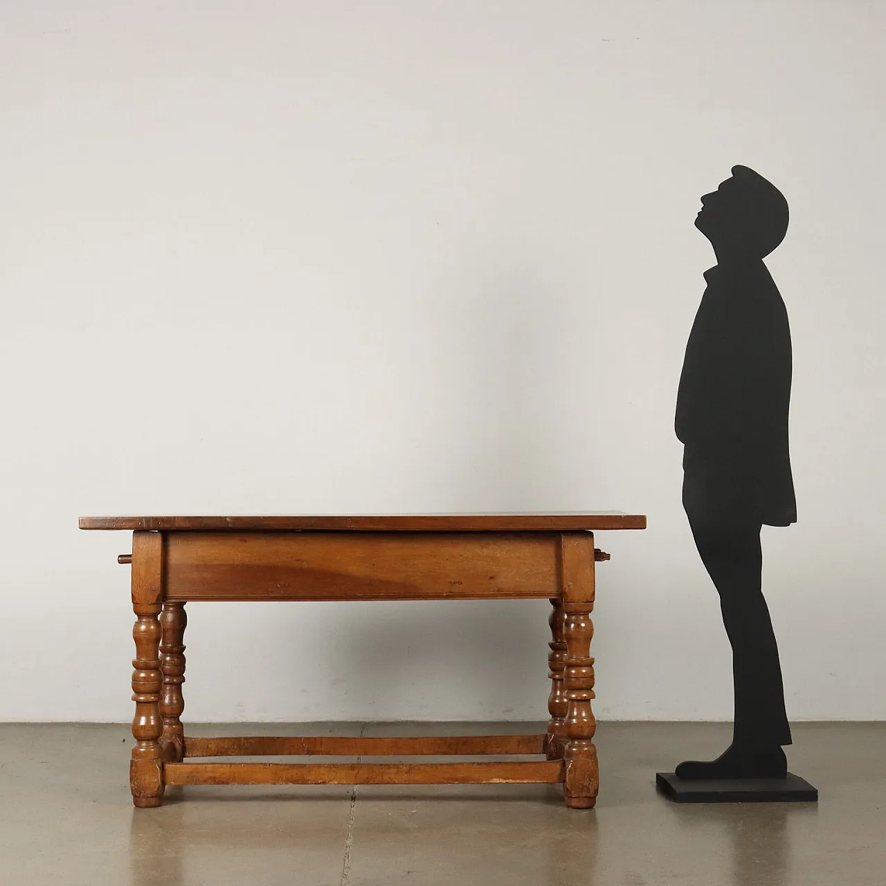 Walnut spool table with drawer, early 18th century 2