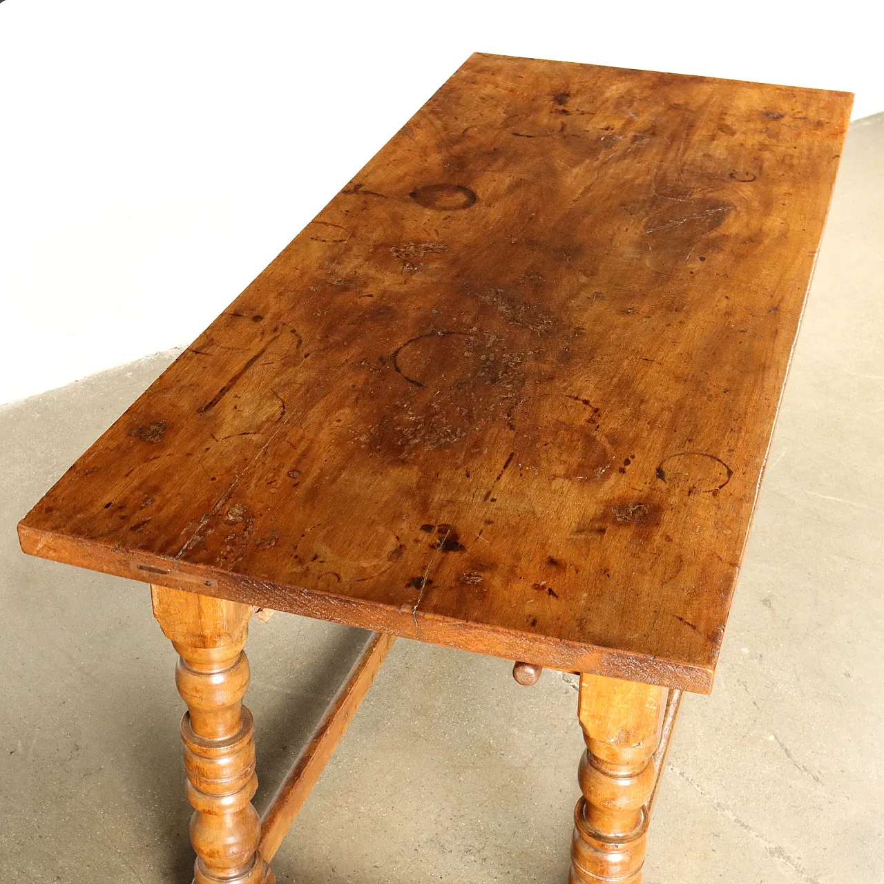 Walnut spool table with drawer, early 18th century 3