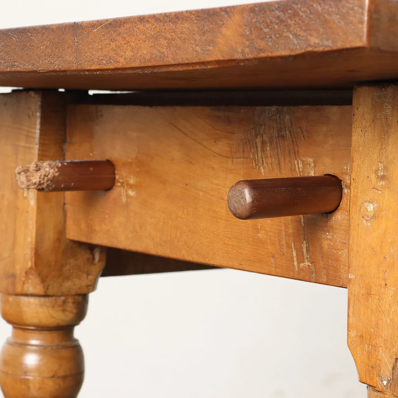 Walnut spool table with drawer, early 18th century 4