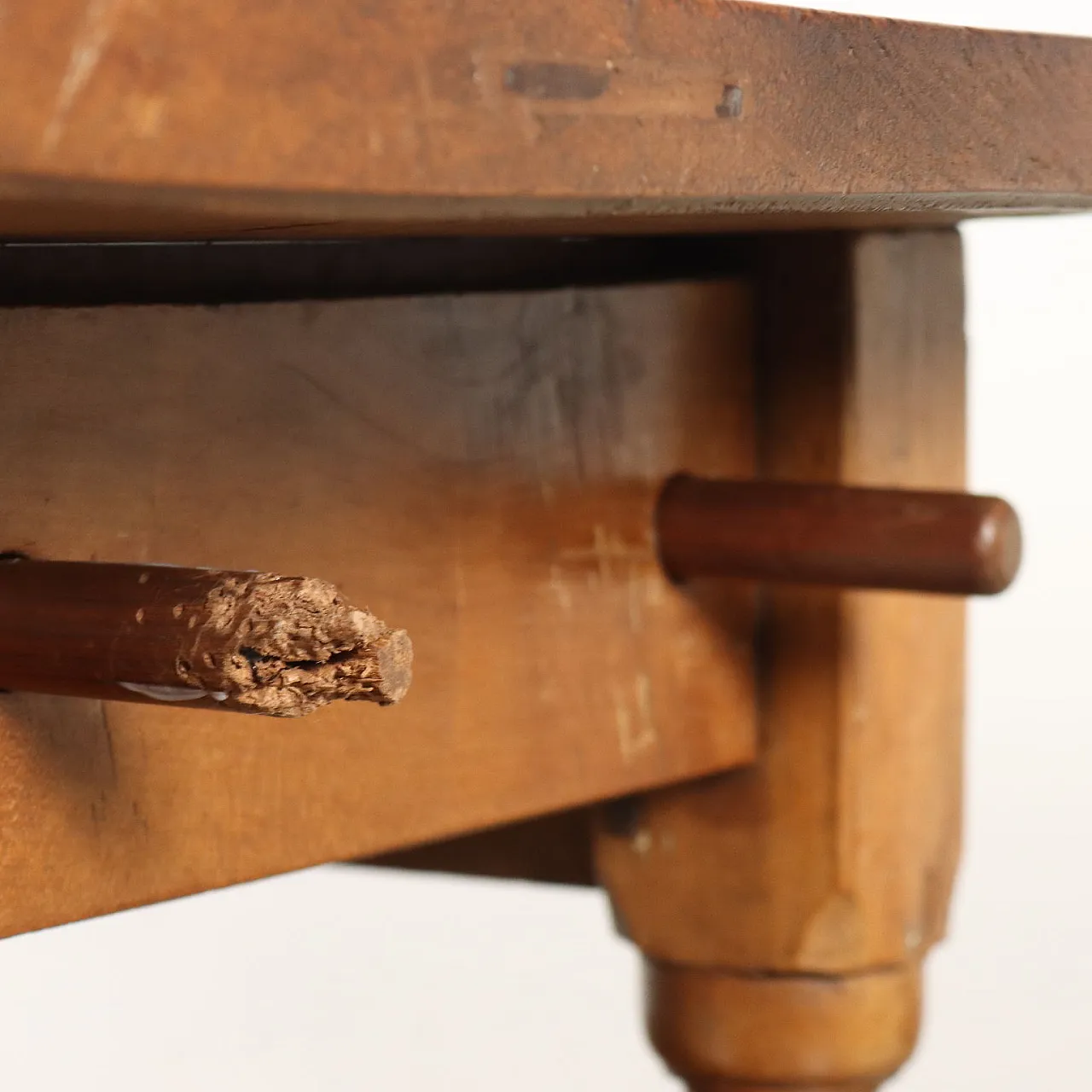 Walnut spool table with drawer, early 18th century 5