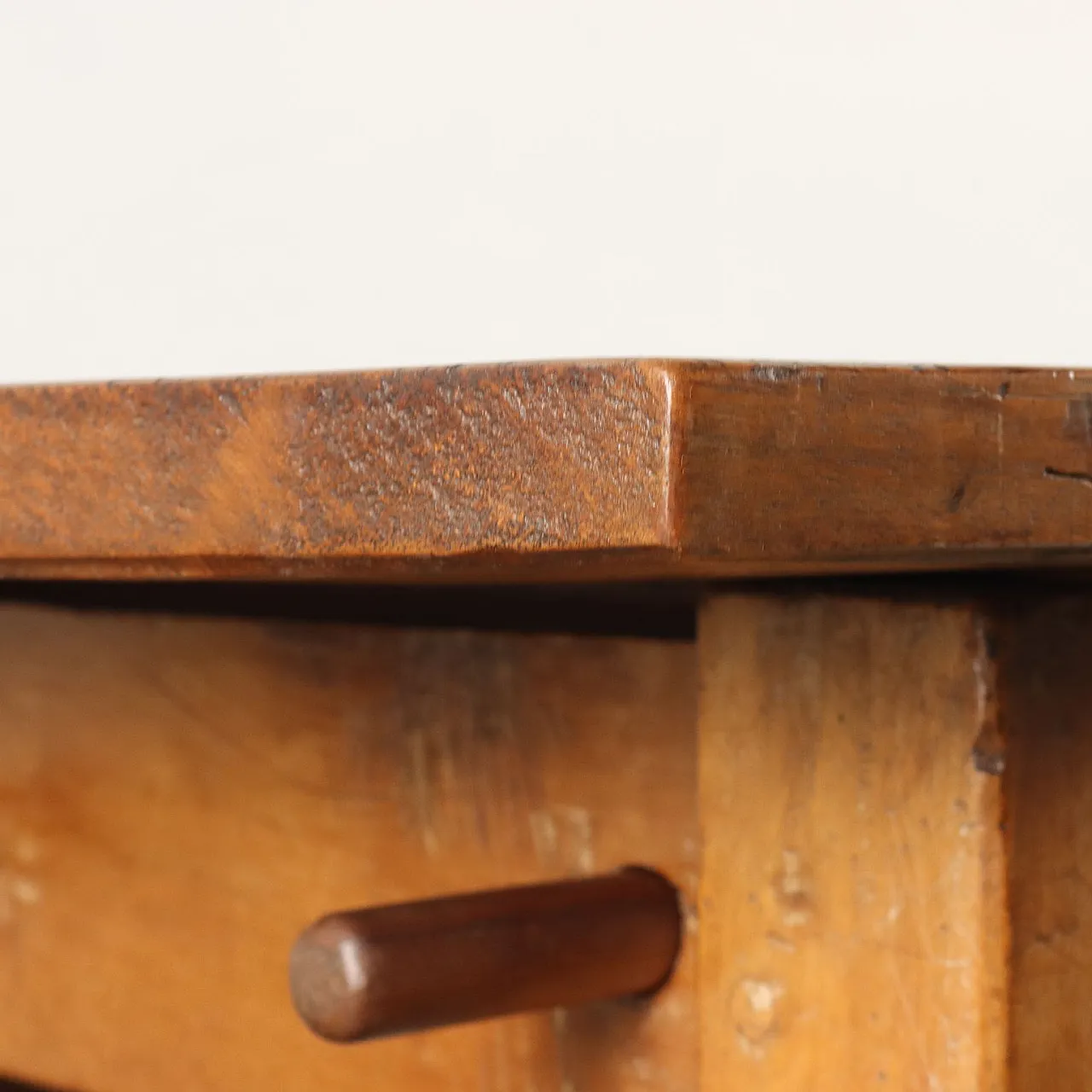 Walnut spool table with drawer, early 18th century 6