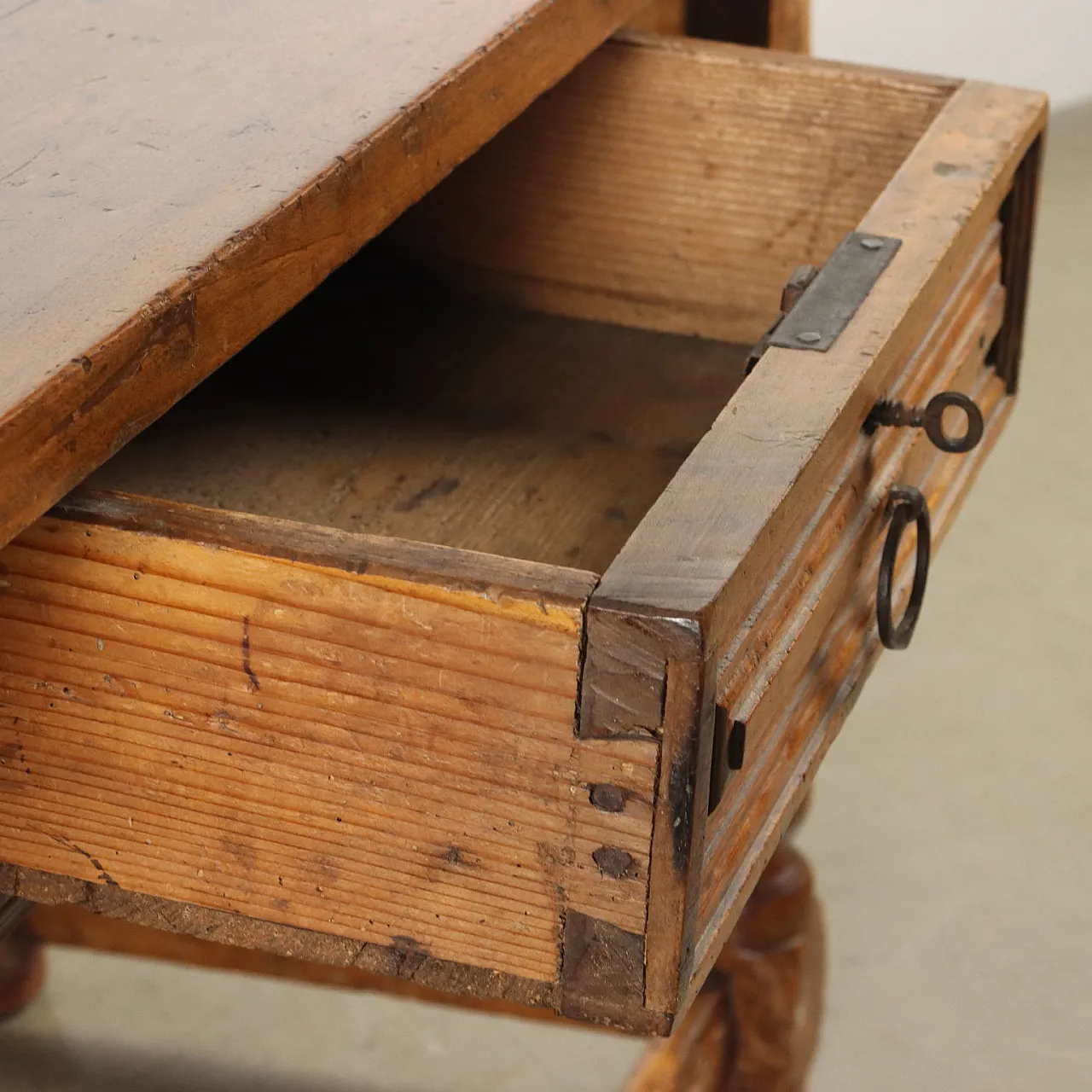 Walnut spool table with drawer, early 18th century 7