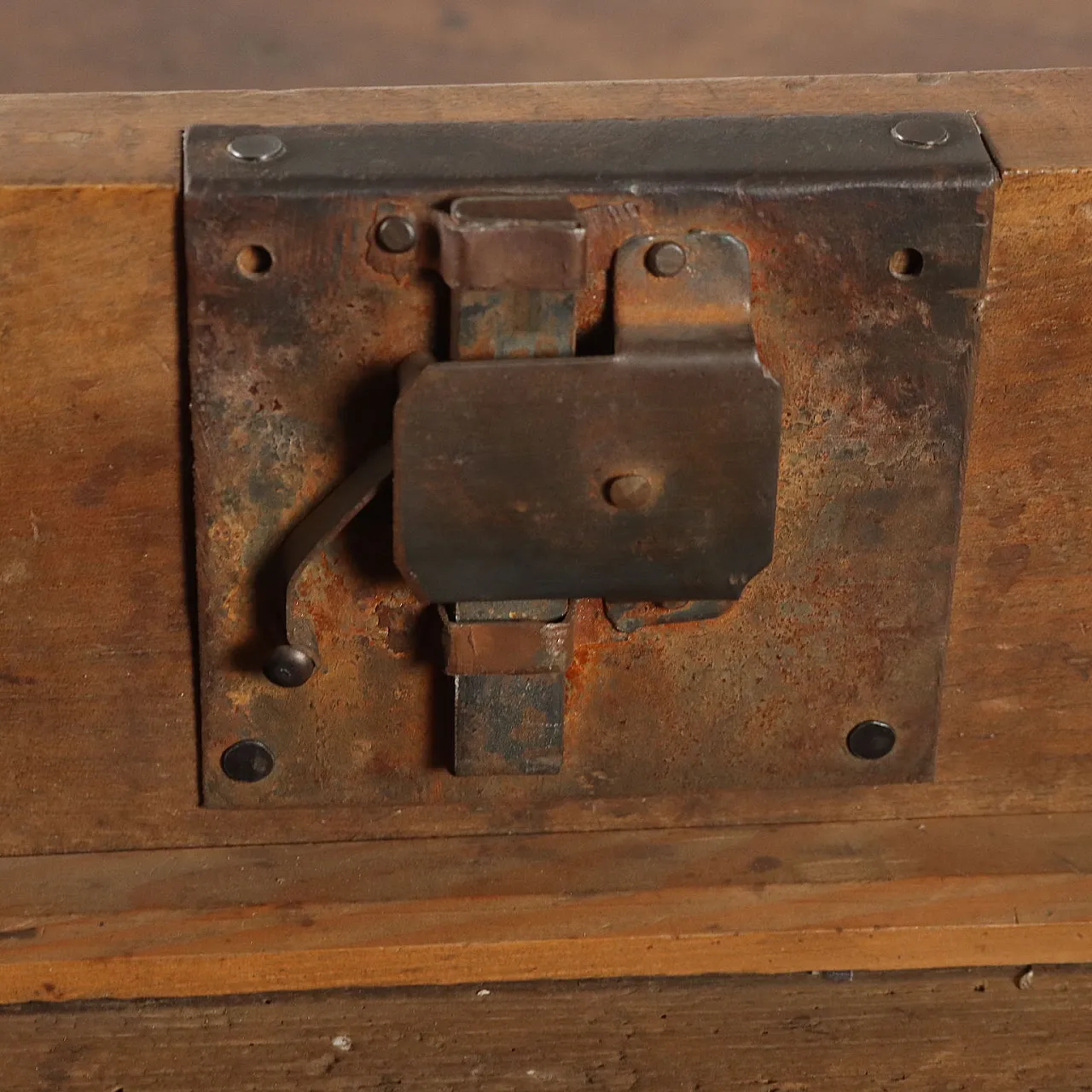 Walnut spool table with drawer, early 18th century 8