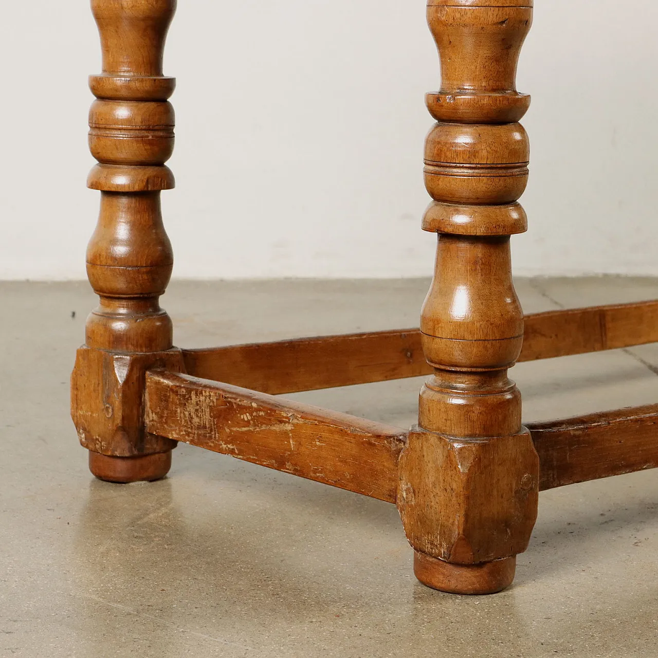 Walnut spool table with drawer, early 18th century 9