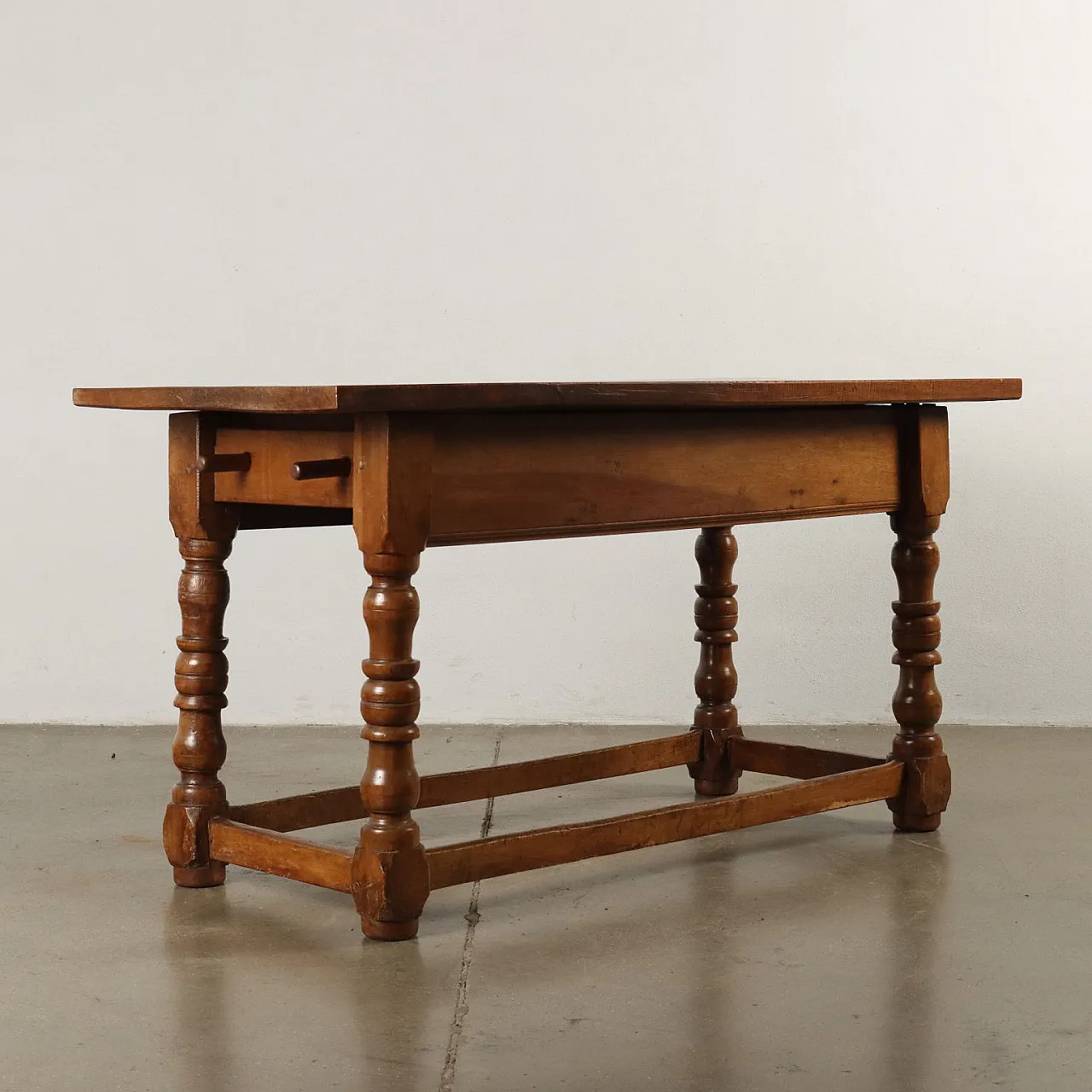 Walnut spool table with drawer, early 18th century 10