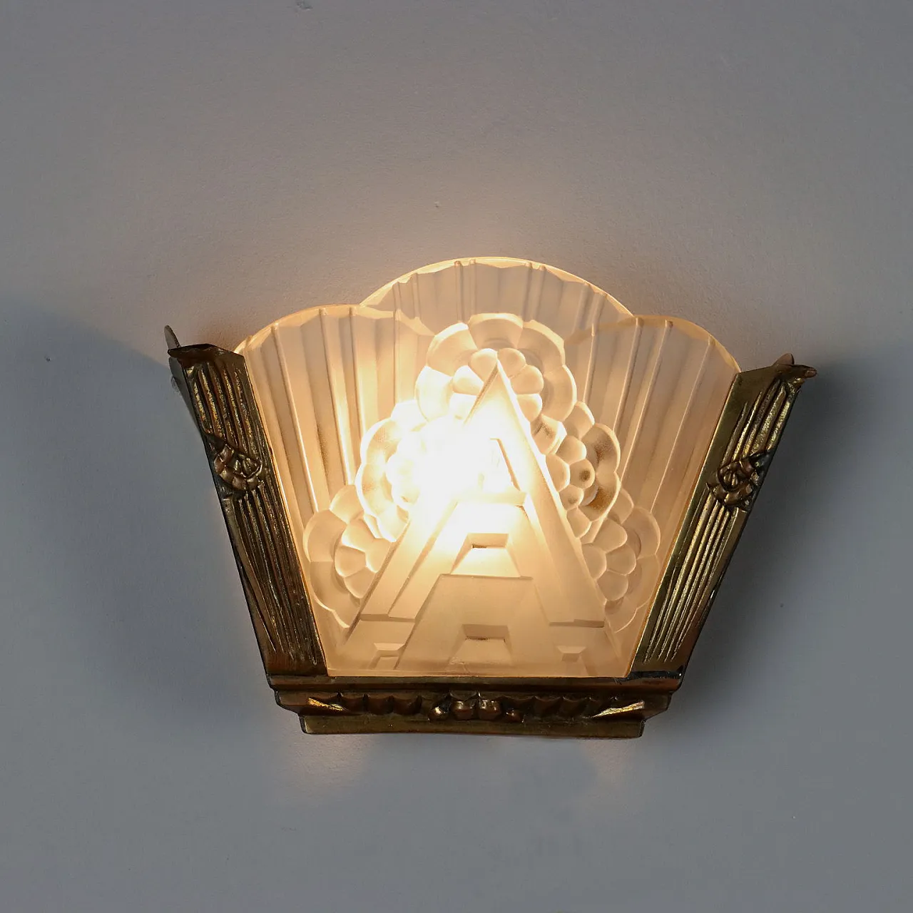 Wall light with brass structure and decorated glass, 1940s 1