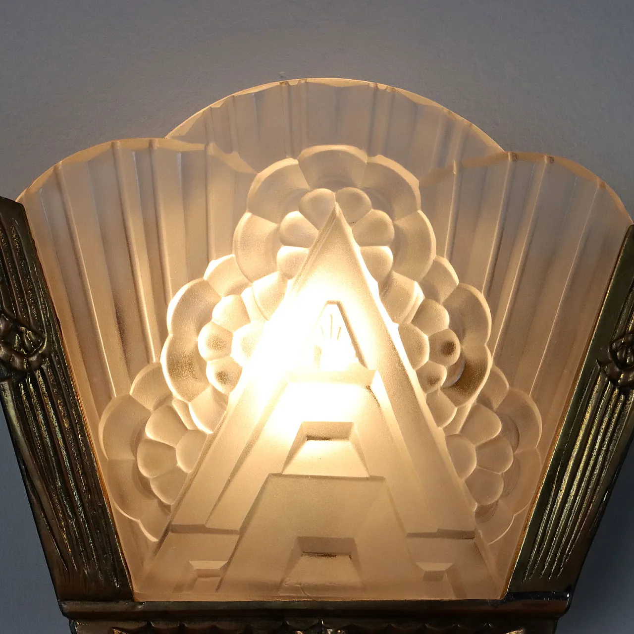 Wall light with brass structure and decorated glass, 1940s 3
