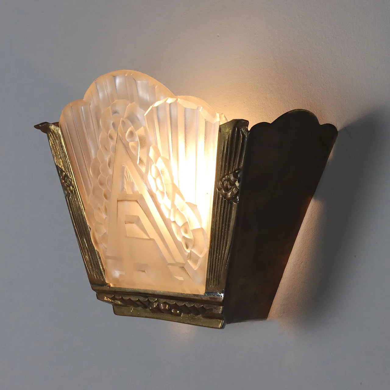 Wall light with brass structure and decorated glass, 1940s 4