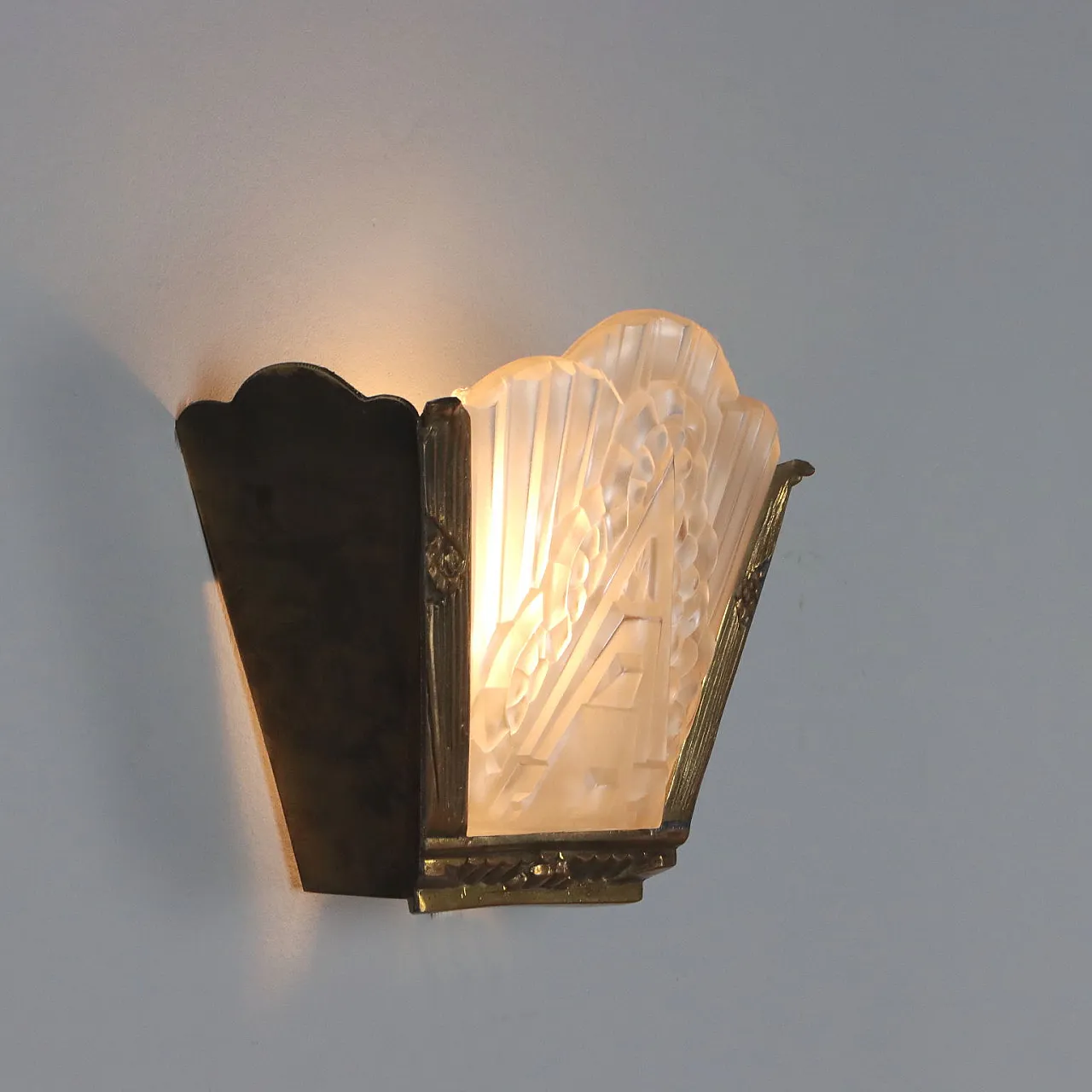 Wall light with brass structure and decorated glass, 1940s 5