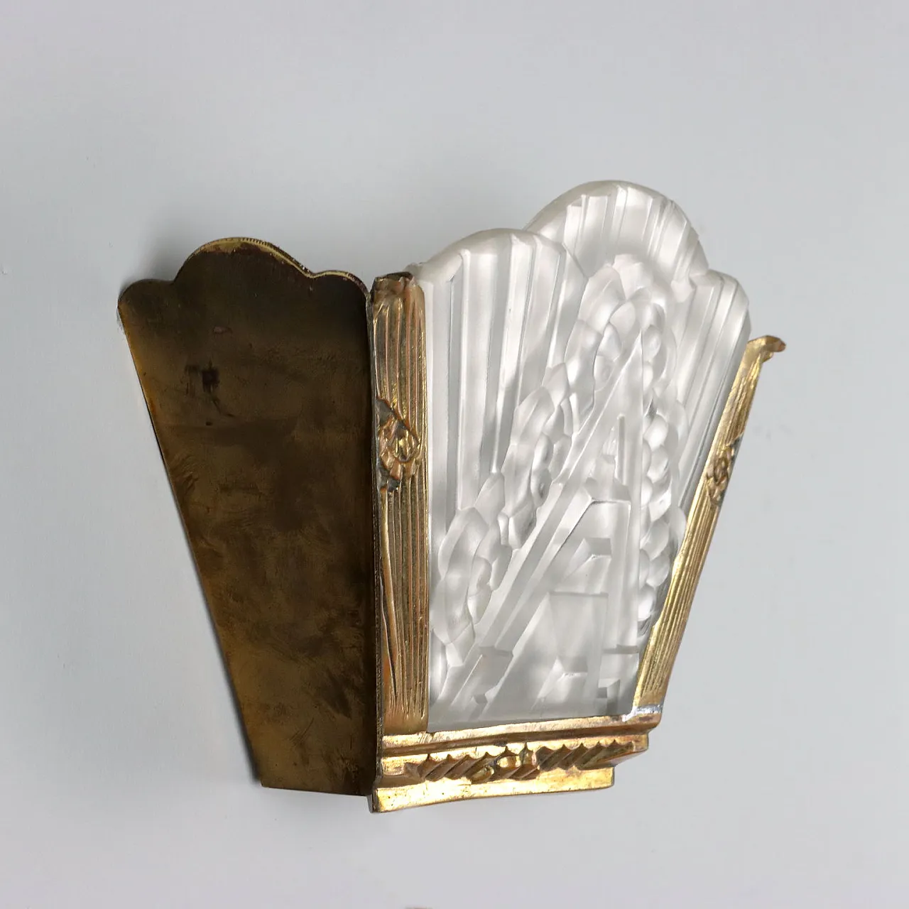 Wall light with brass structure and decorated glass, 1940s 7