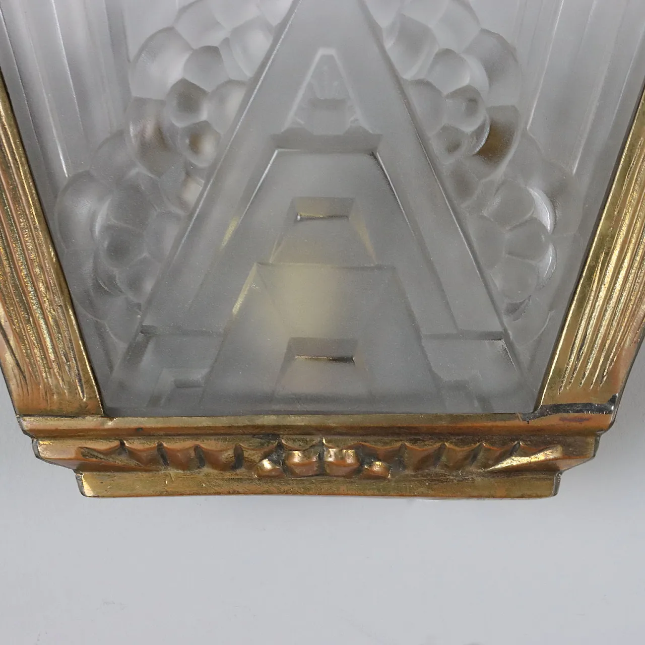 Wall light with brass structure and decorated glass, 1940s 9
