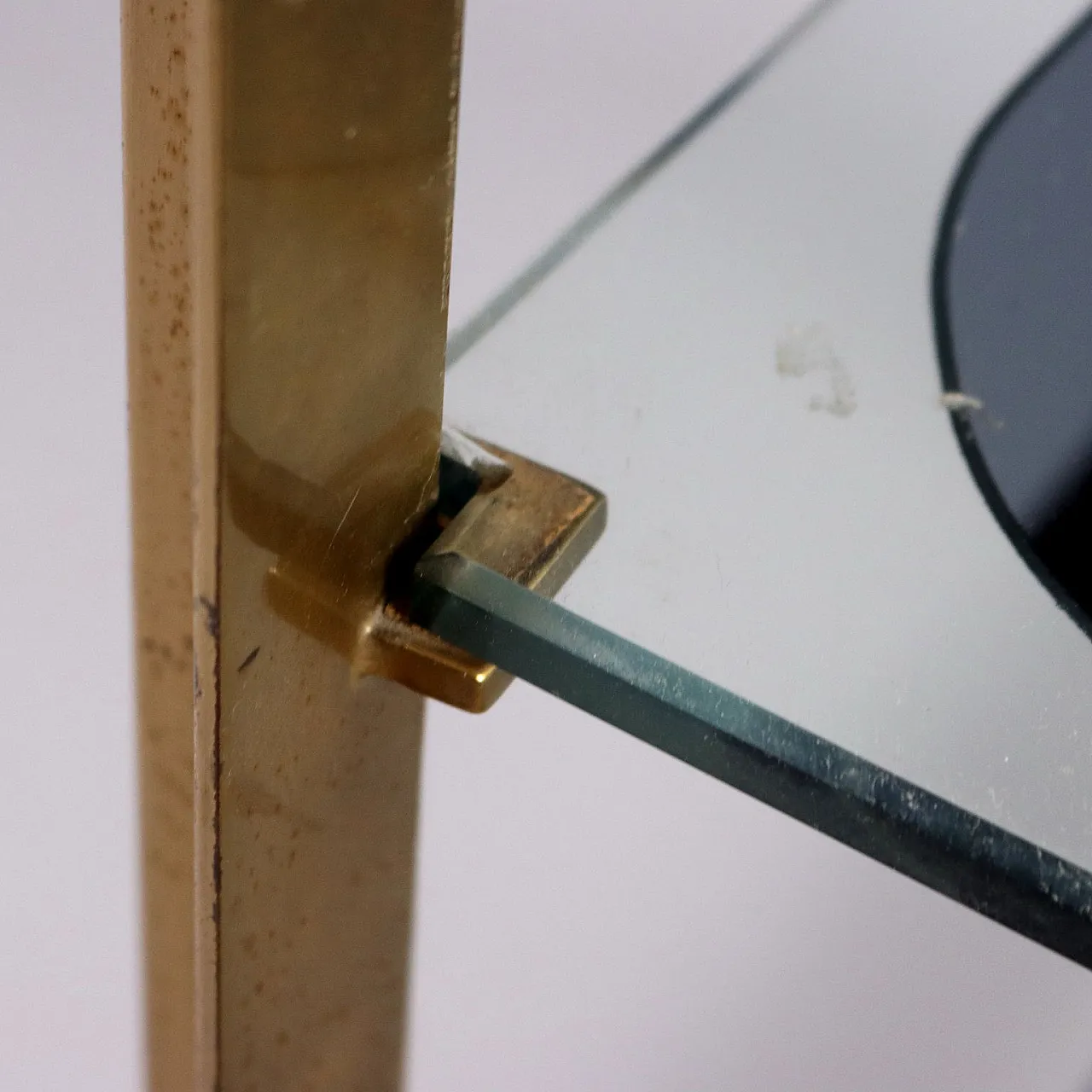 Carrello bar con vano portabottiglie in vetro ed ottone, anni '70 6