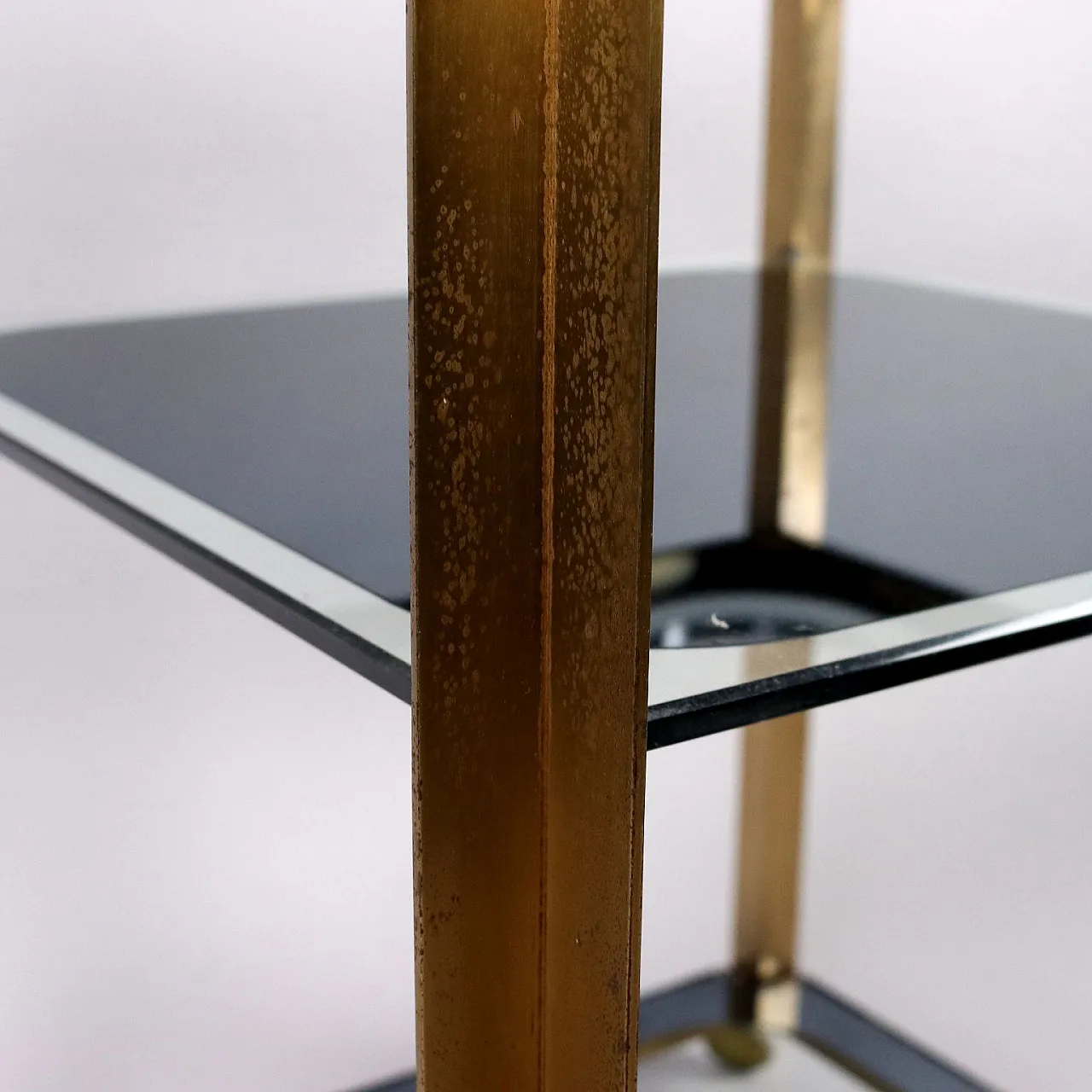 Carrello bar con vano portabottiglie in vetro ed ottone, anni '70 7