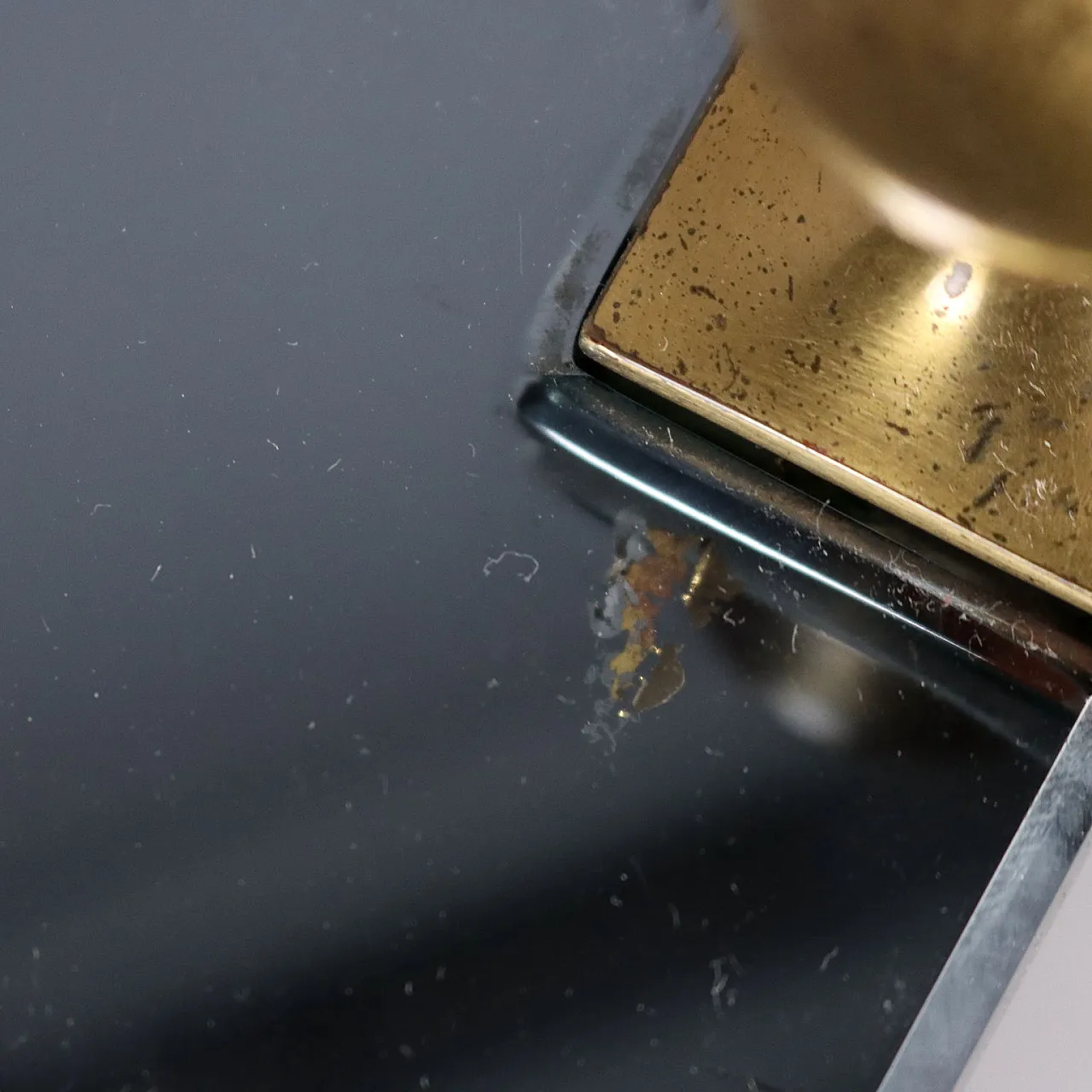 Carrello bar con vano portabottiglie in vetro ed ottone, anni '70 10