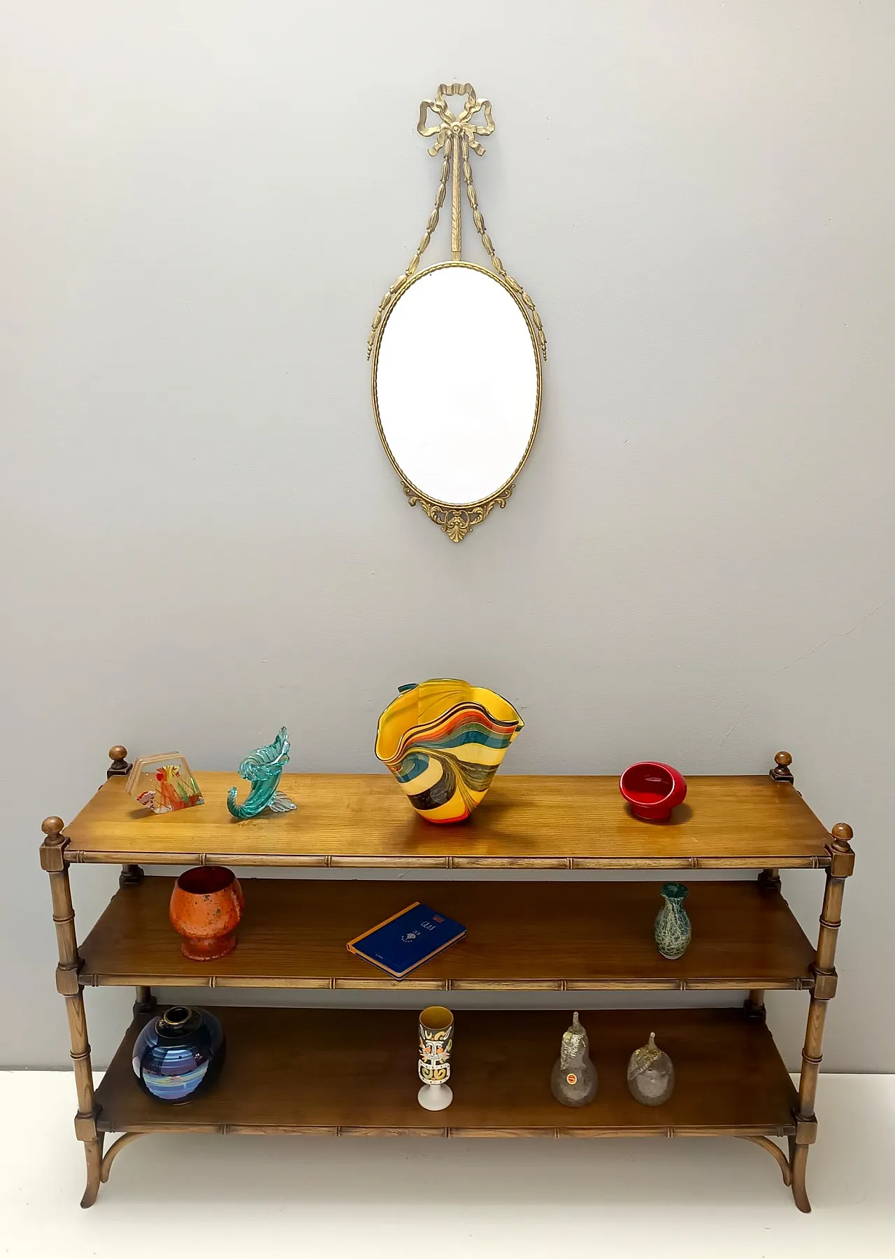 Specchio da parete ovale con cornice in ottone e nastro, anni '60 2