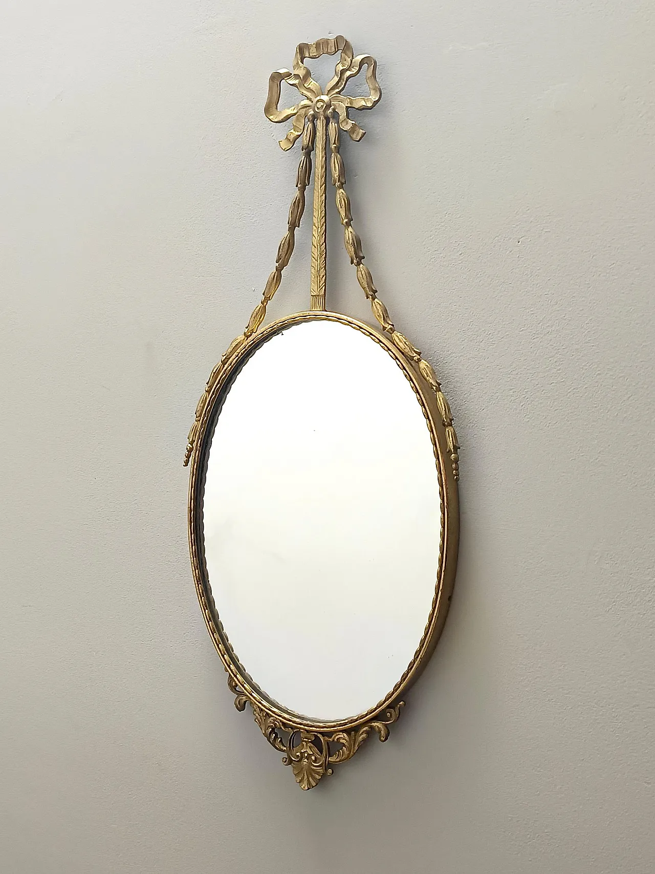 Specchio da parete ovale con cornice in ottone e nastro, anni '60 3