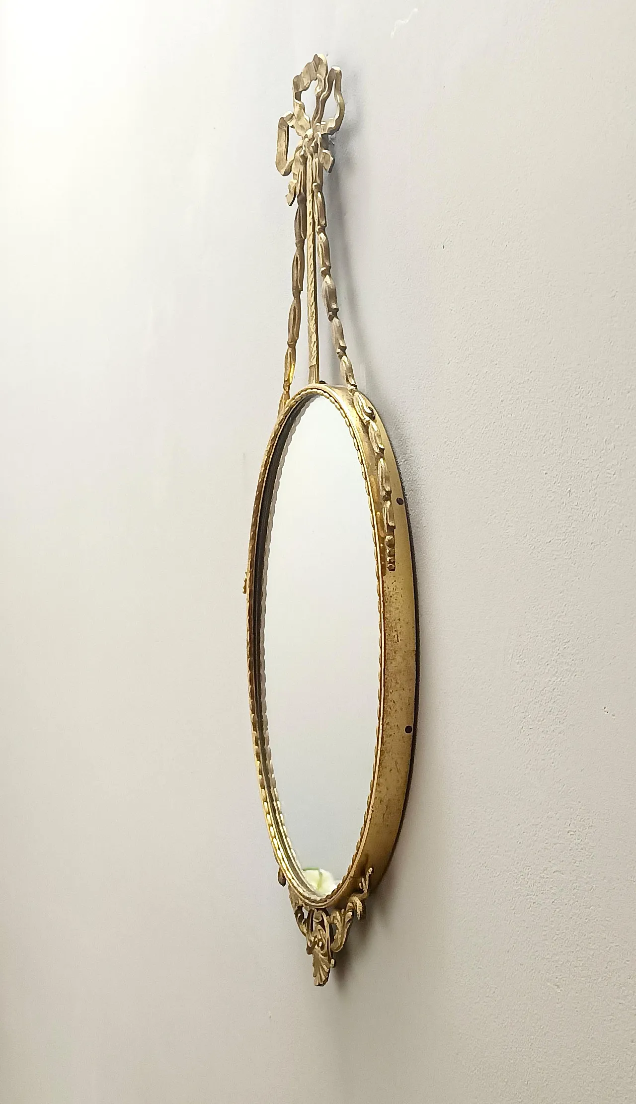 Specchio da parete ovale con cornice in ottone e nastro, anni '60 4