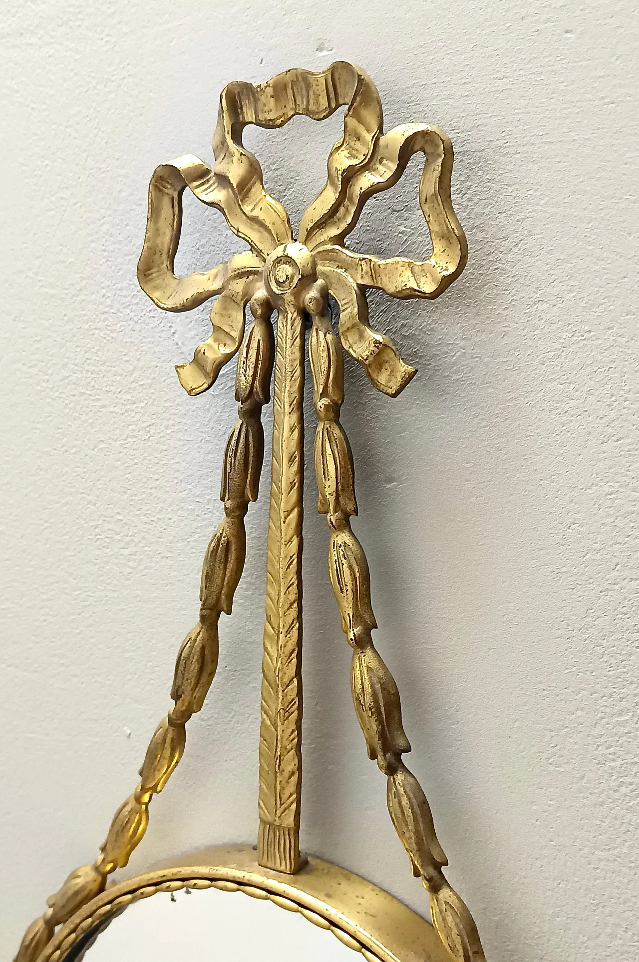 Specchio da parete ovale con cornice in ottone e nastro, anni '60 6