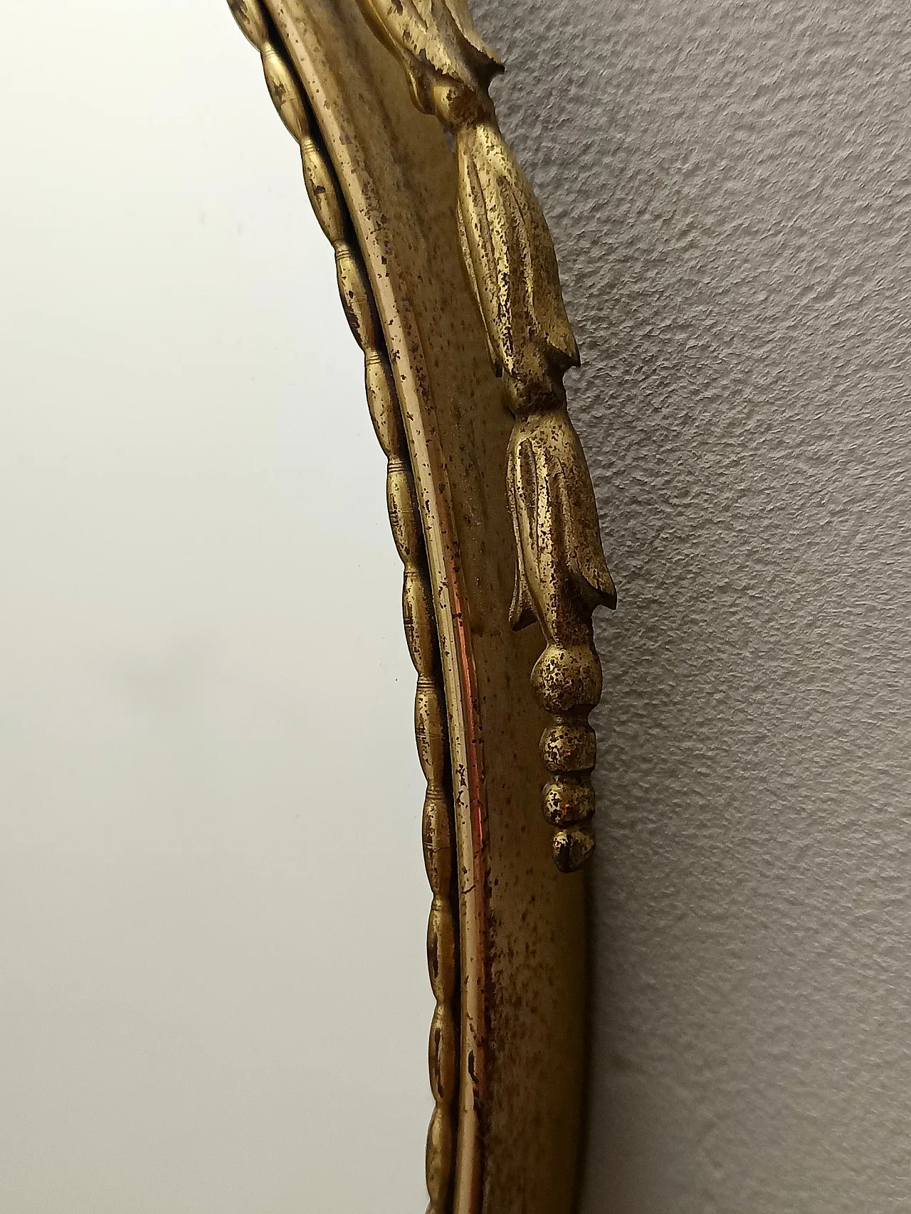 Specchio da parete ovale con cornice in ottone e nastro, anni '60 9