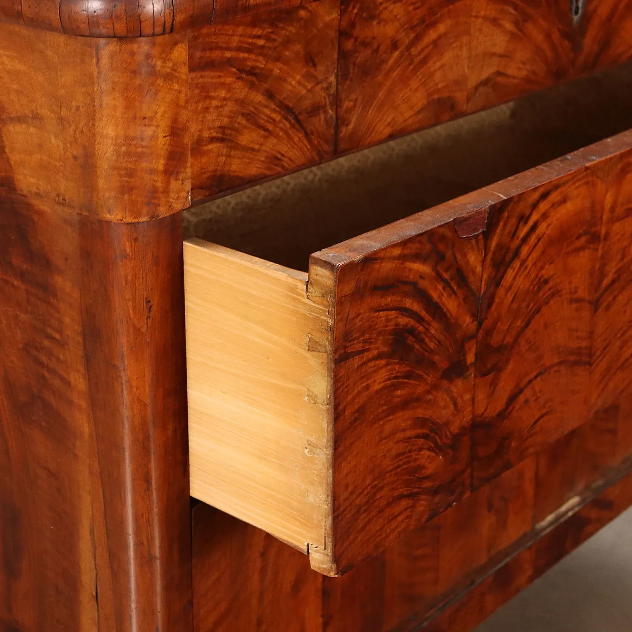 Cassettone Carlo X piemontese lastronato in mogano, '800 3