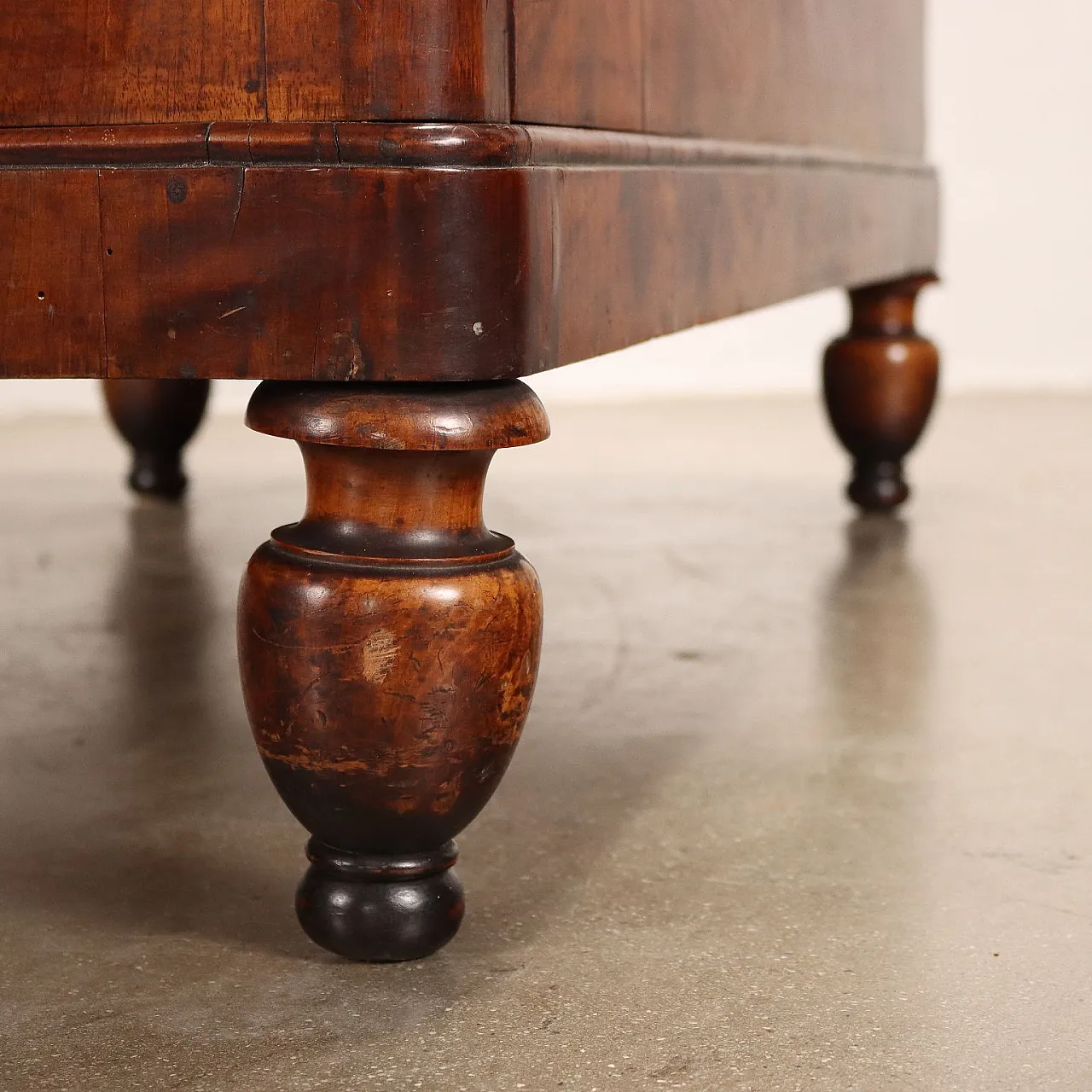 Cassettone Carlo X piemontese lastronato in mogano, '800 7