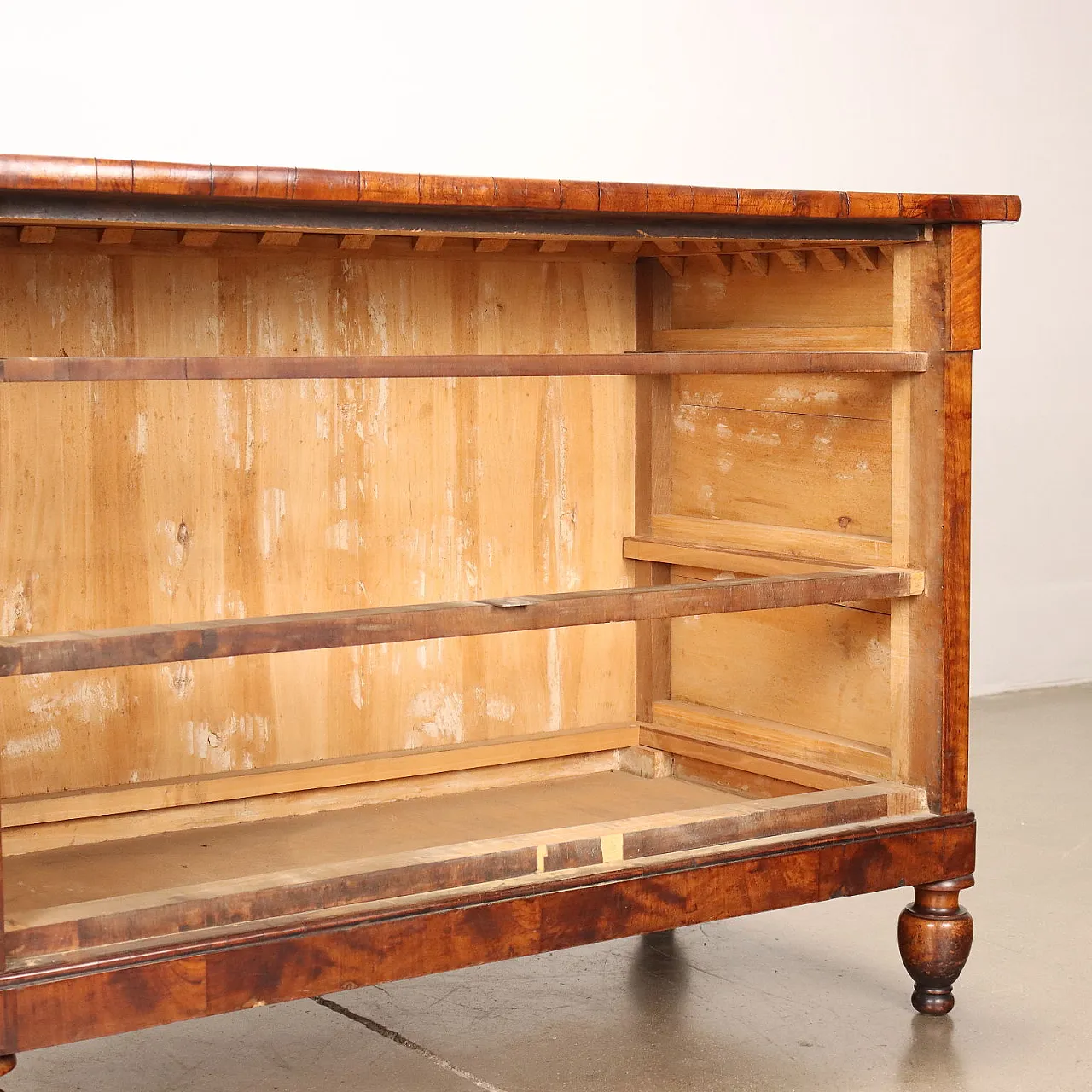 Cassettone Carlo X piemontese lastronato in mogano, '800 9