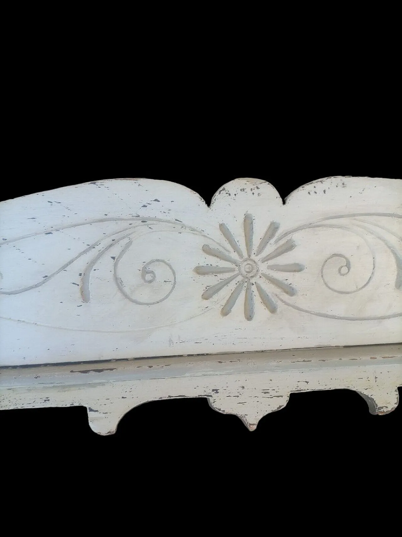 Shaped and engraved vase holder in painted wood, 19th century 5