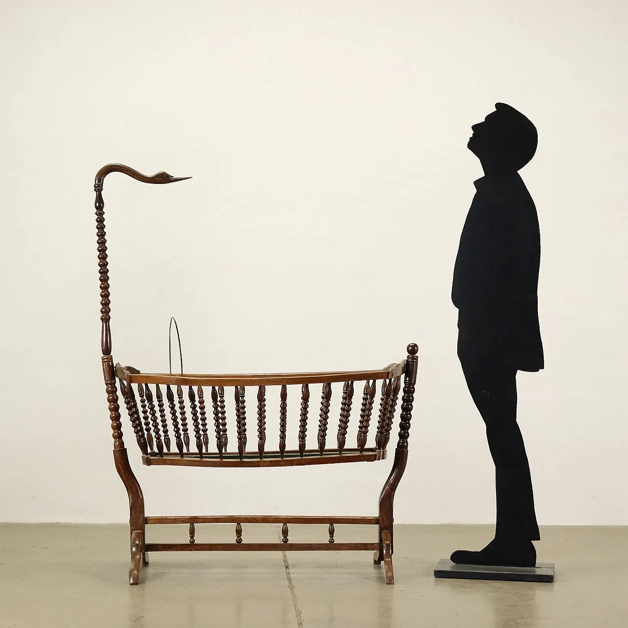 Culla in faggio decorata con testa di cigno, inizio '900 2