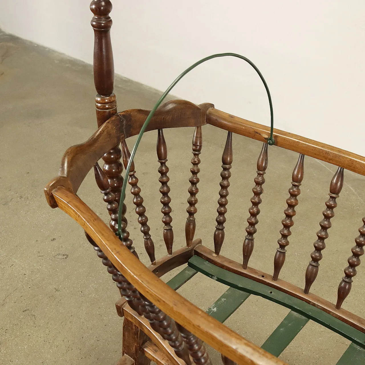 Culla in faggio decorata con testa di cigno, inizio '900 4