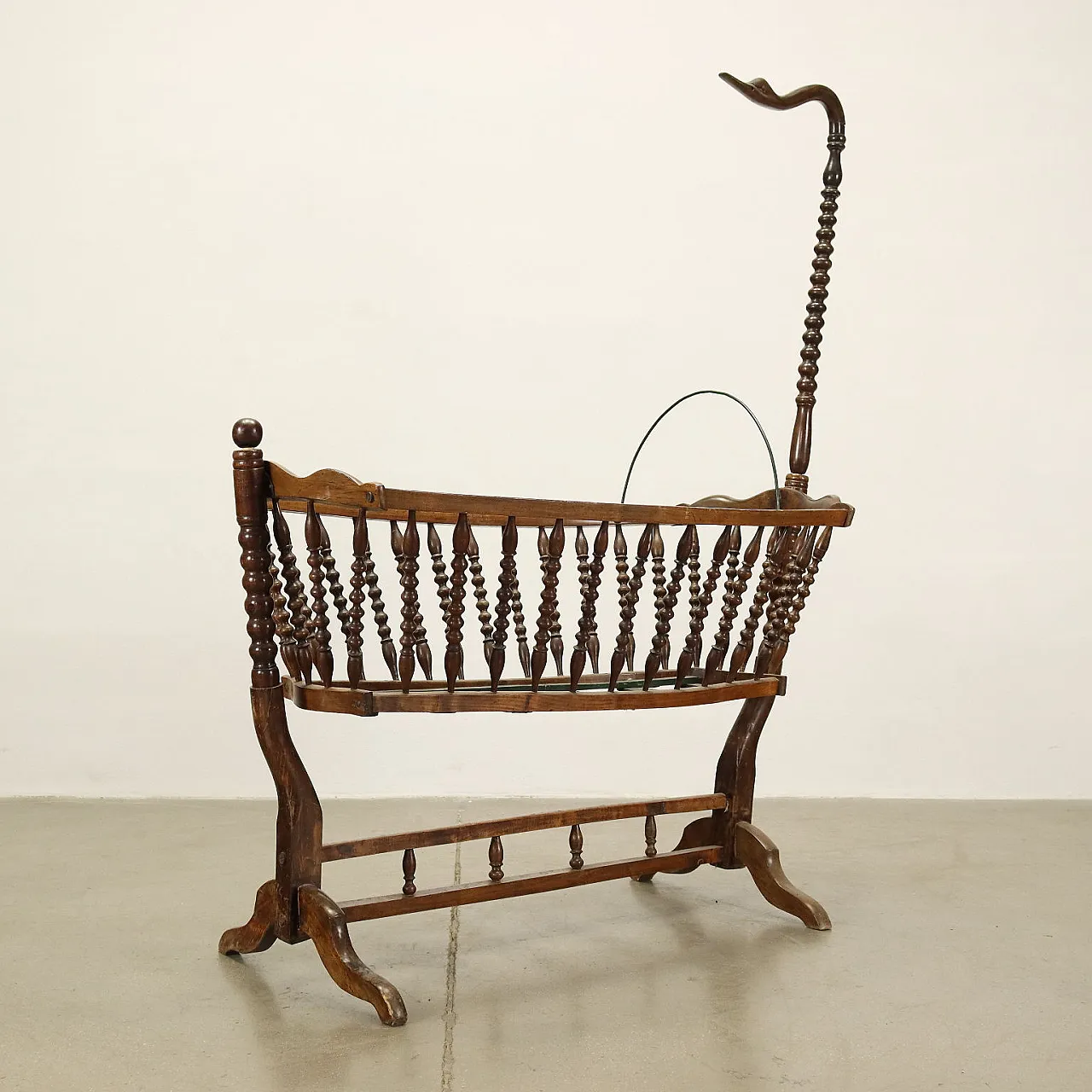 Culla in faggio decorata con testa di cigno, inizio '900 8