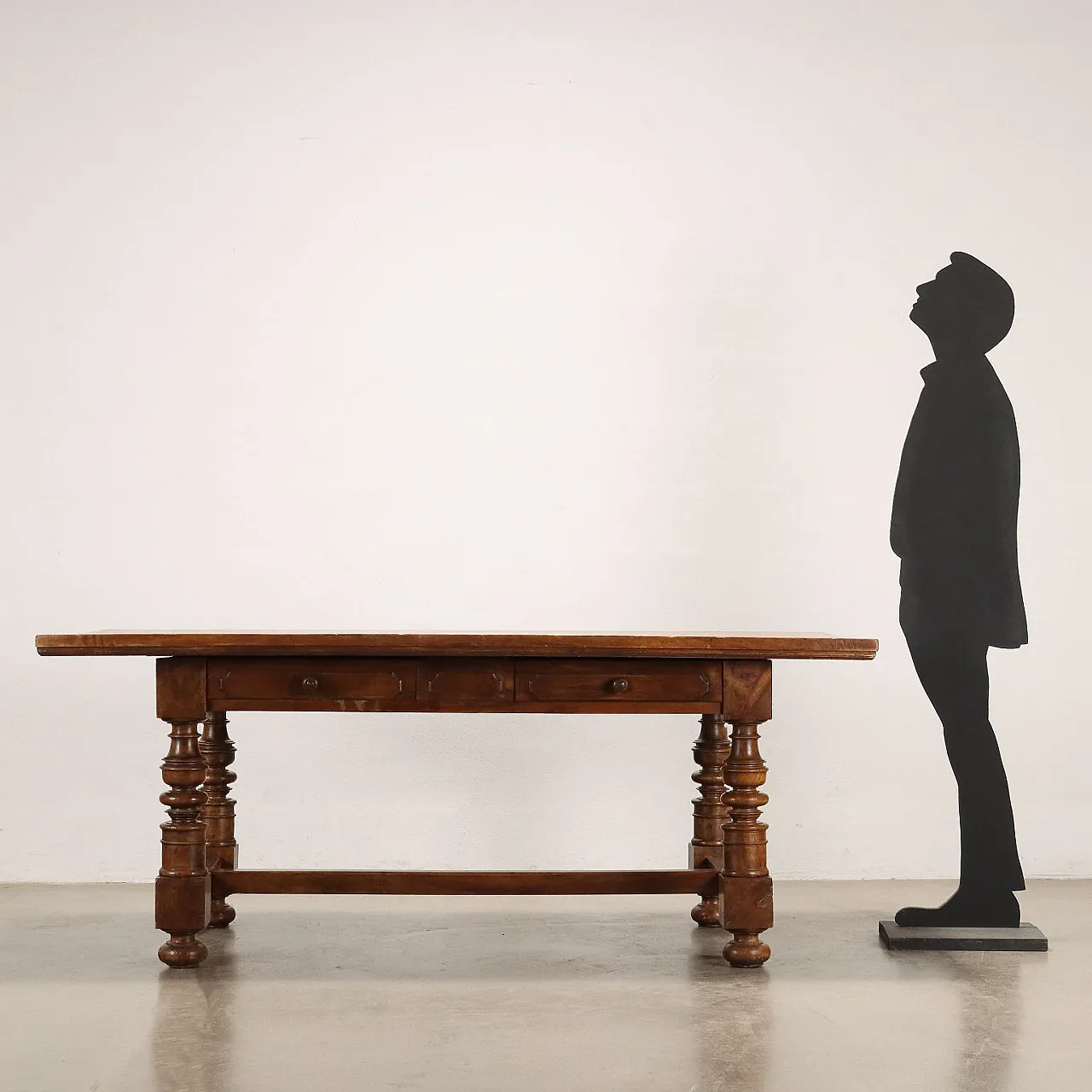 Tavolo stile Barocco in noce con cassetti 2