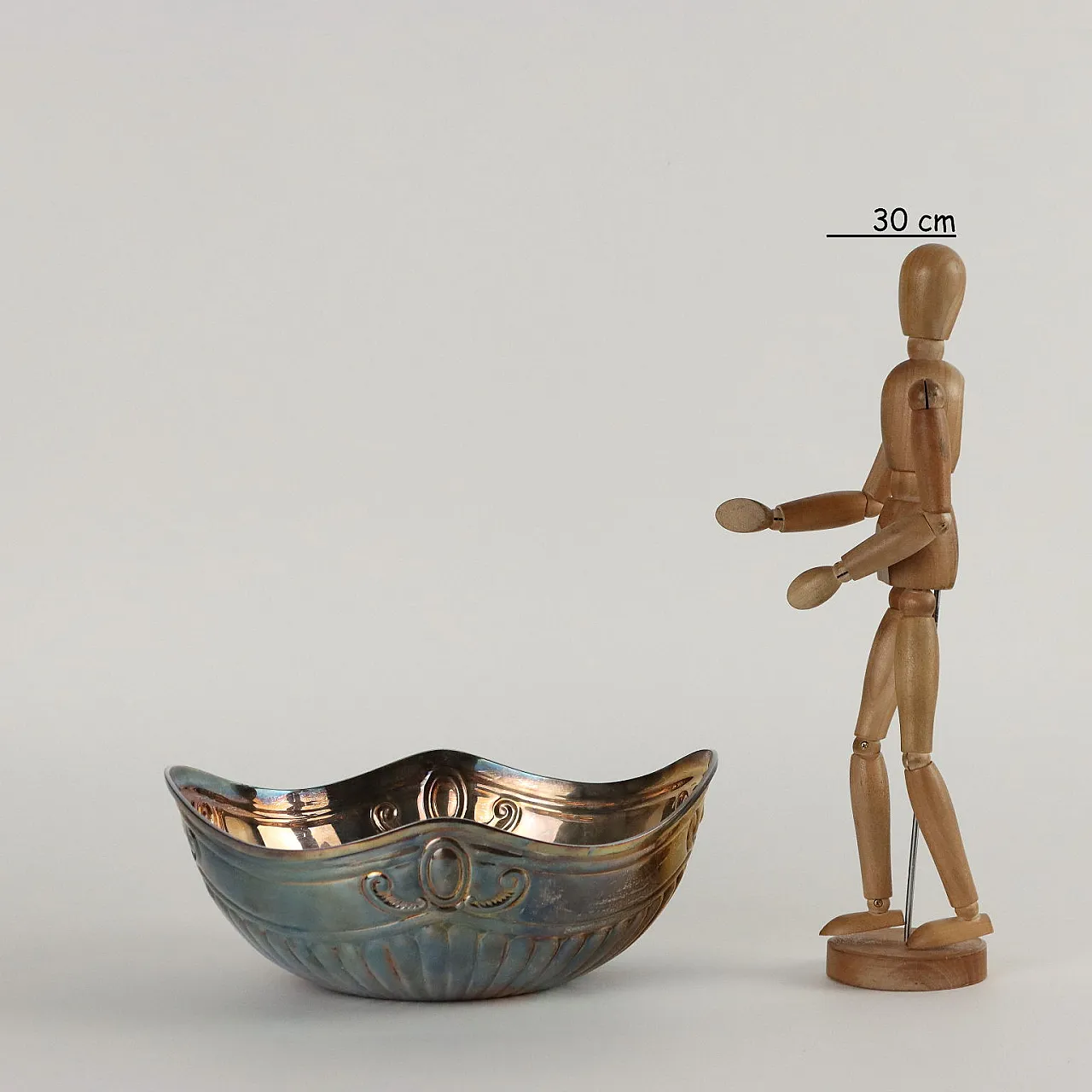 Centerpiece in embossed and bead-blasted silver 2